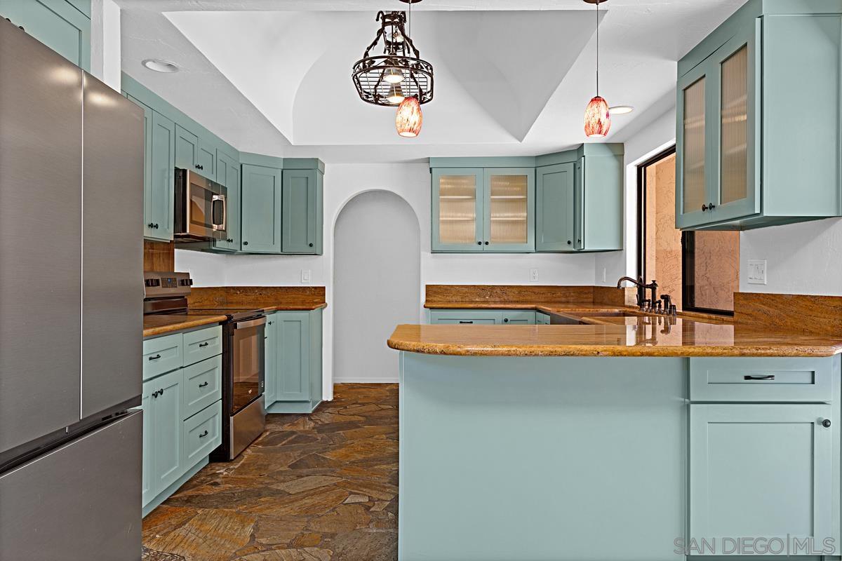 Detail Gallery Image 6 of 37 For 2023  via Tiempo, Cardiff By The Sea,  CA 92007 - 5 Beds | 3 Baths