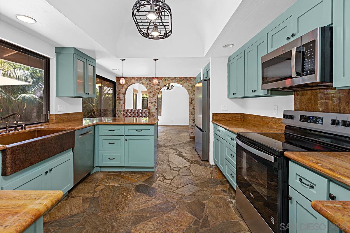 Detail Gallery Image 7 of 37 For 2023  via Tiempo, Cardiff By The Sea,  CA 92007 - 5 Beds | 3 Baths