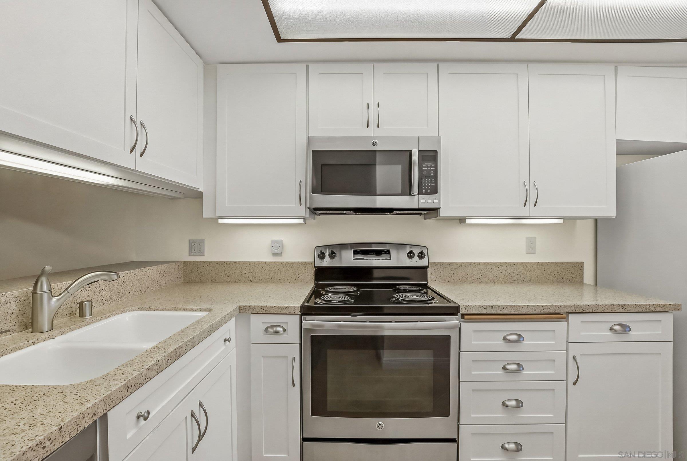 Detail Gallery Image 2 of 18 For 3130  Avenida De Portugal  #102,  San Diego,  CA 92106 - 2 Beds | 2 Baths