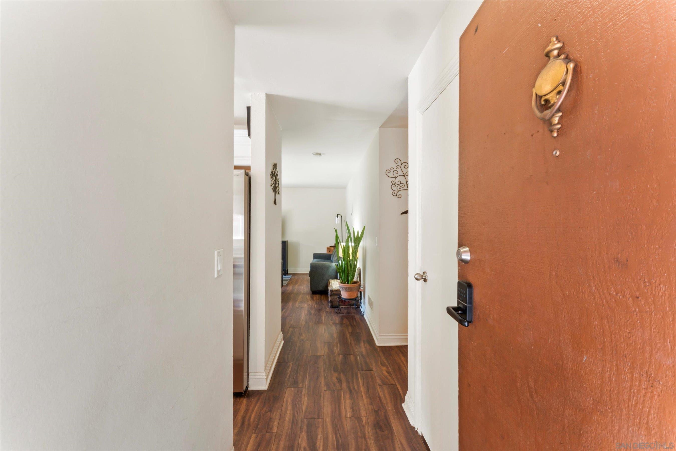 Detail Gallery Image 4 of 21 For 5483  Adobe Falls Rd.  #7,  San Diego,  CA 92120 - 2 Beds | 2 Baths