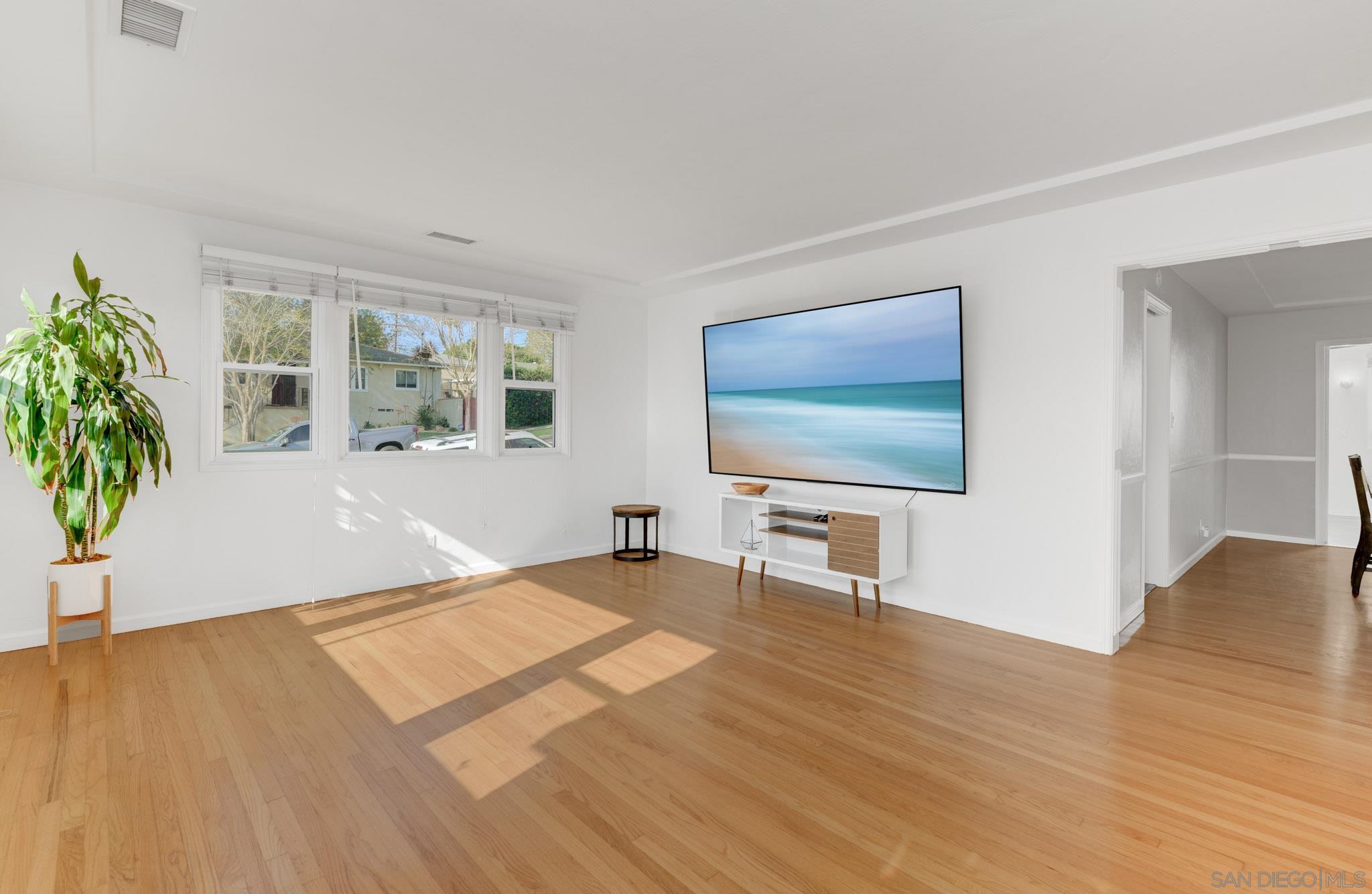 Detail Gallery Image 2 of 30 For 1654  Catalina Blvd, San Diego,  CA 92107 - 3 Beds | 2 Baths