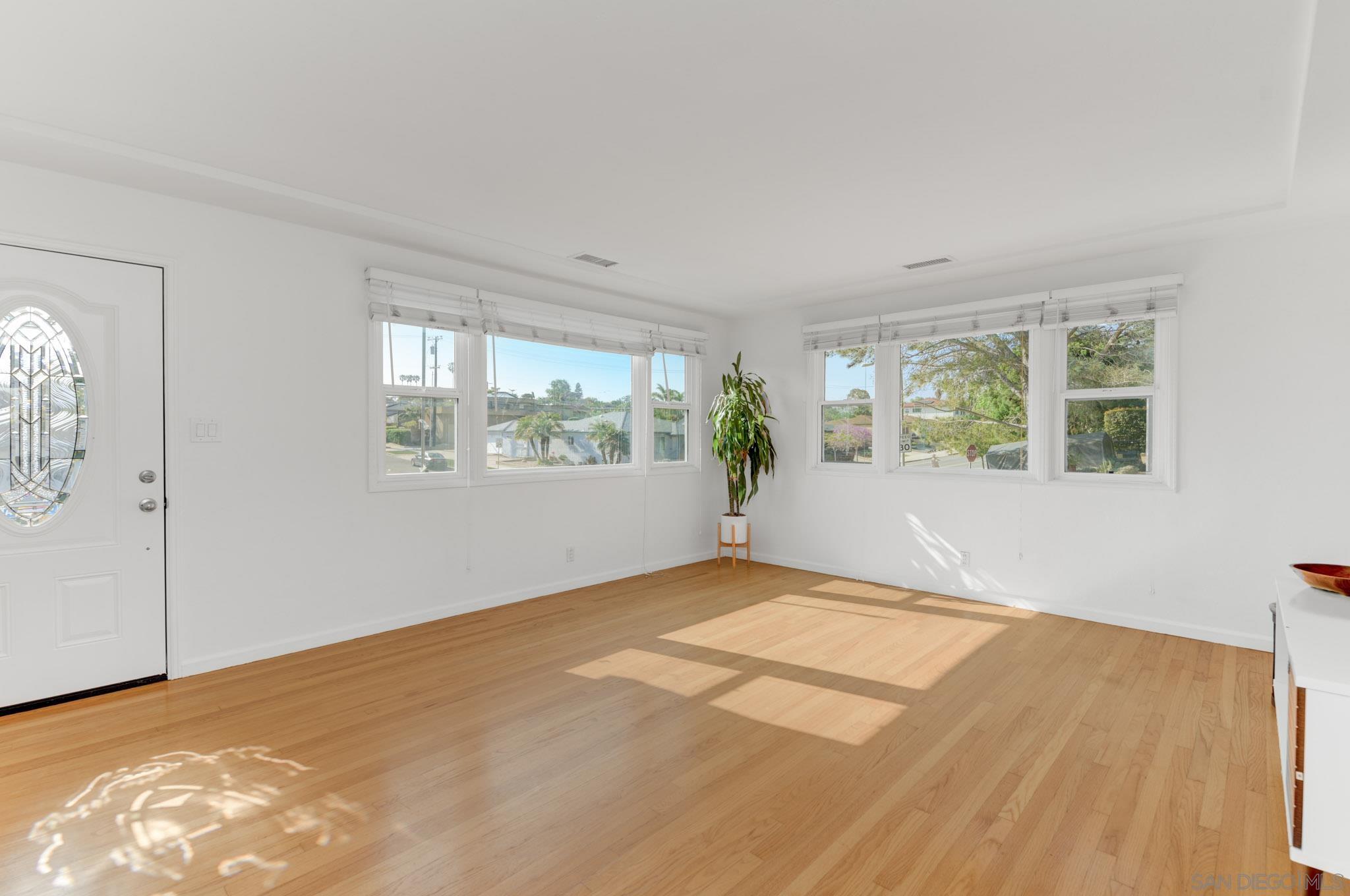 Detail Gallery Image 4 of 30 For 1654  Catalina Blvd, San Diego,  CA 92107 - 3 Beds | 2 Baths