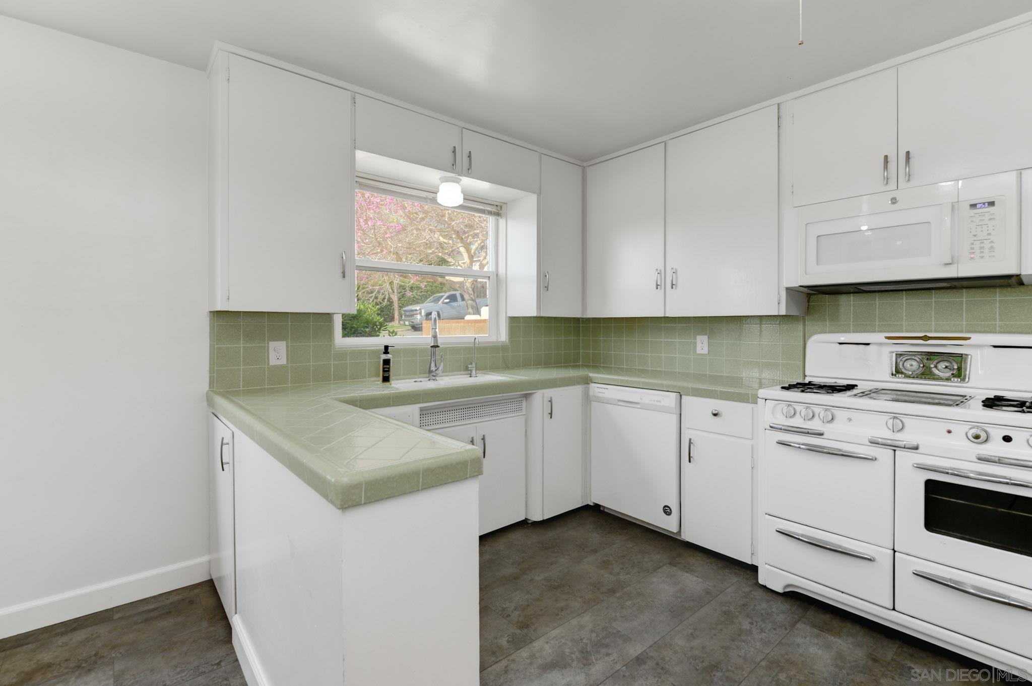 Detail Gallery Image 10 of 30 For 1654  Catalina Blvd, San Diego,  CA 92107 - 3 Beds | 2 Baths