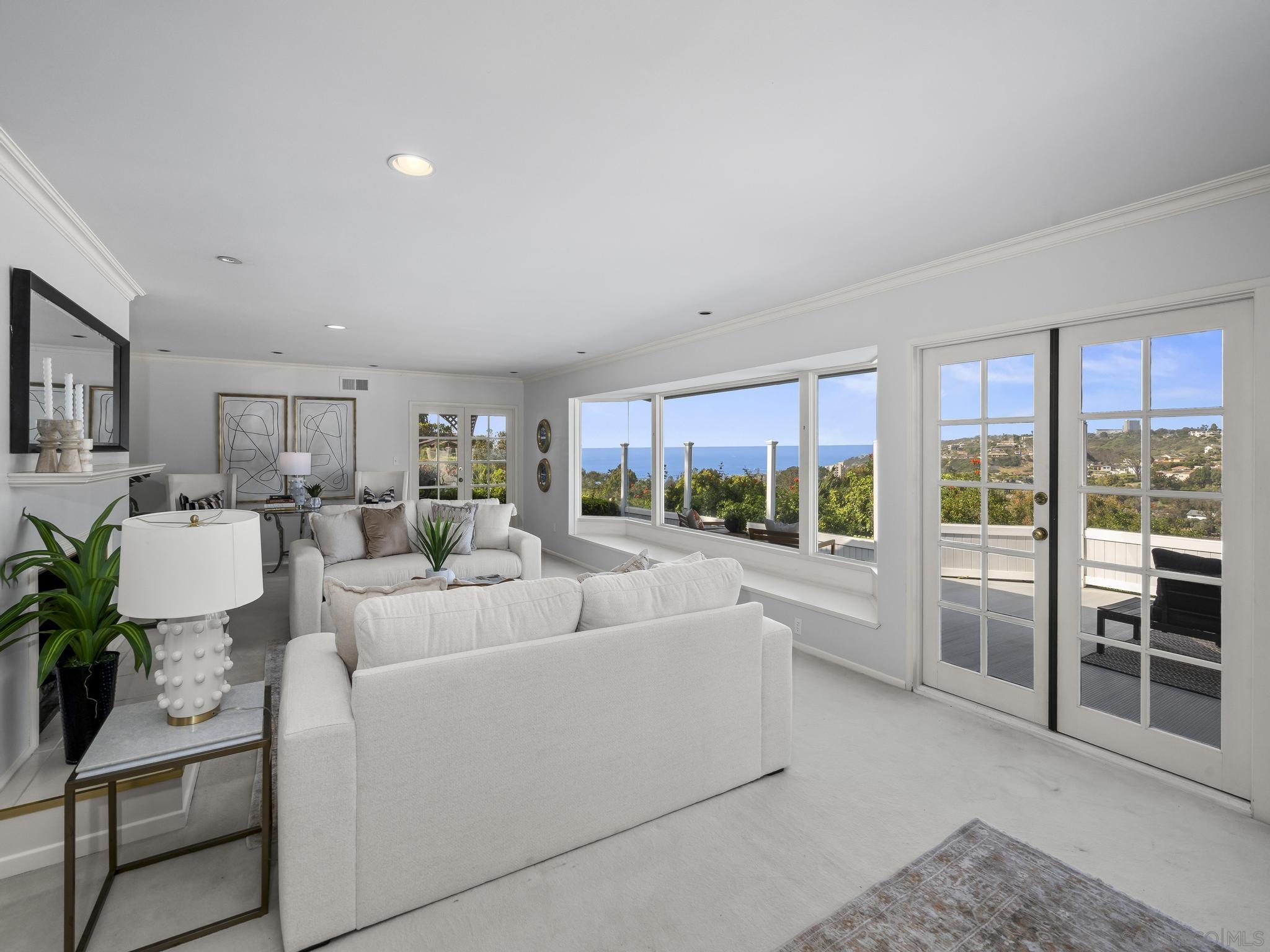 Detail Gallery Image 12 of 65 For 7753  via Capri, La Jolla,  CA 92037 - 5 Beds | 3/1 Baths