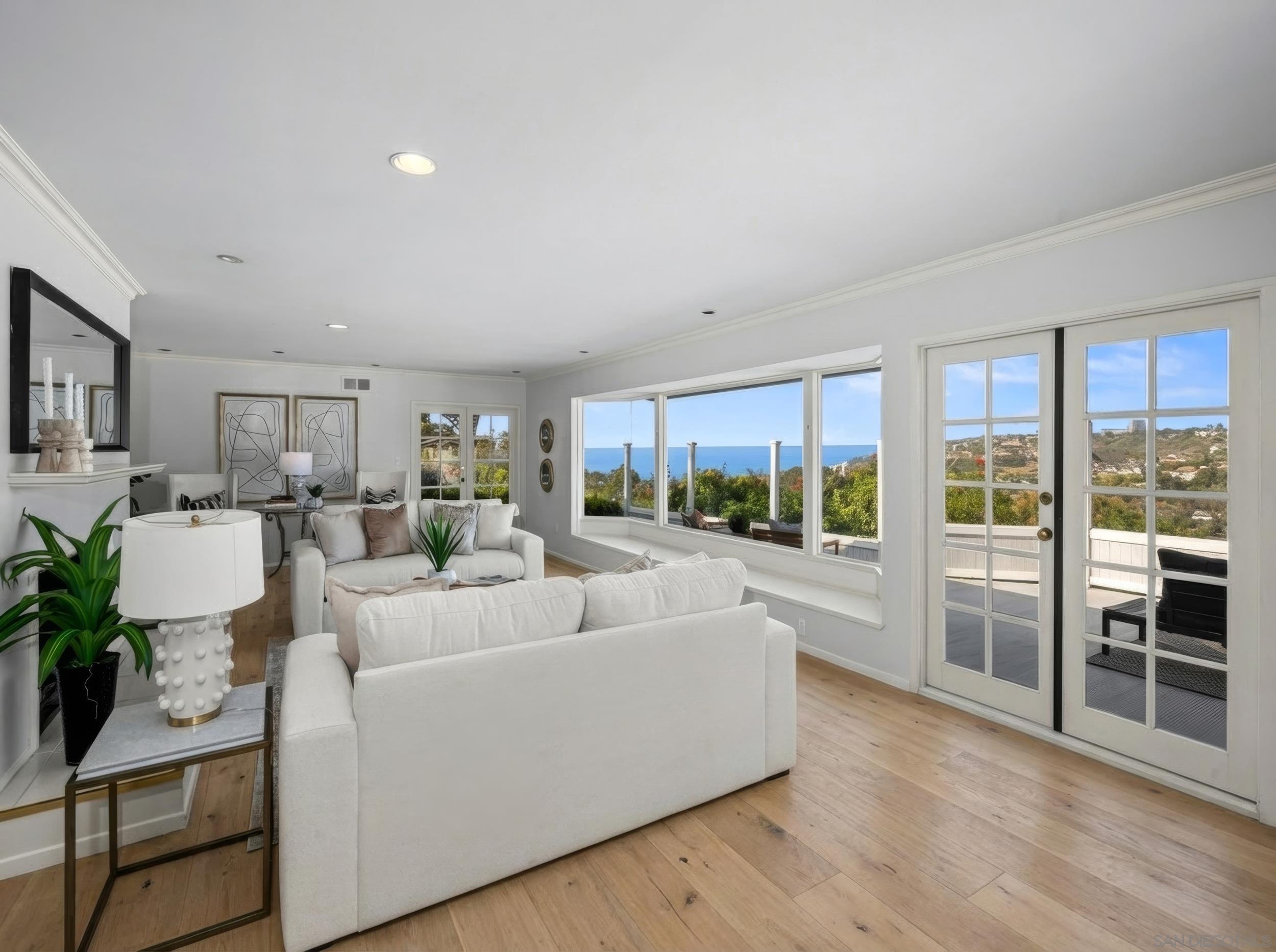 Detail Gallery Image 13 of 65 For 7753  via Capri, La Jolla,  CA 92037 - 5 Beds | 3/1 Baths