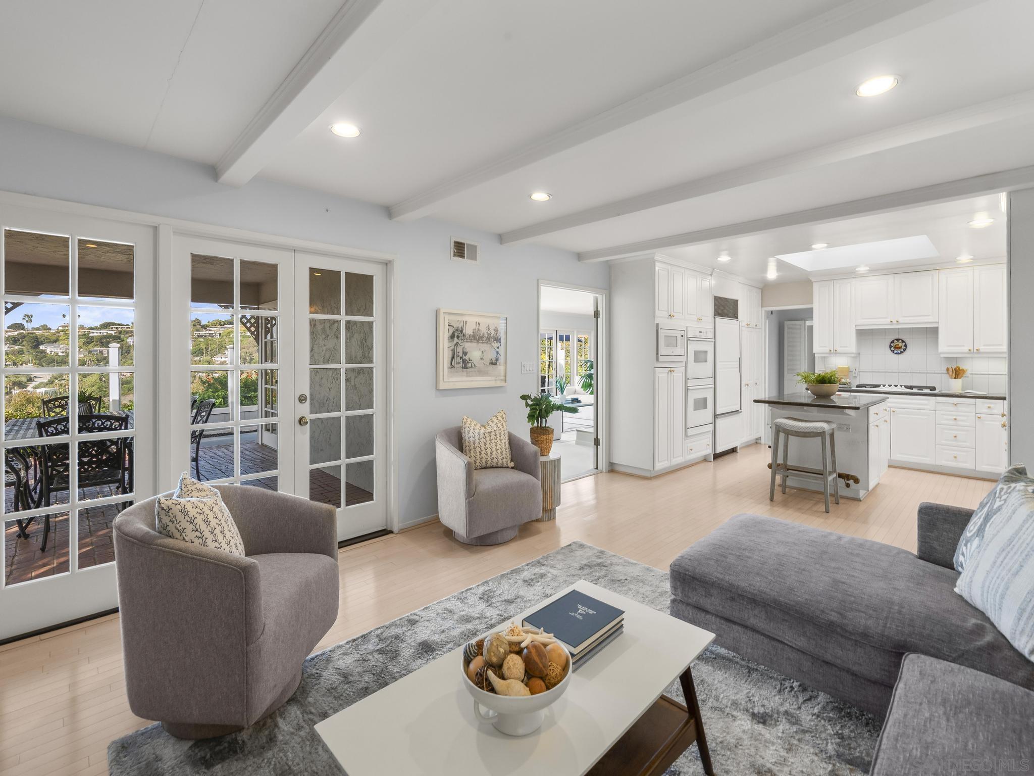 Detail Gallery Image 18 of 65 For 7753  via Capri, La Jolla,  CA 92037 - 5 Beds | 3/1 Baths