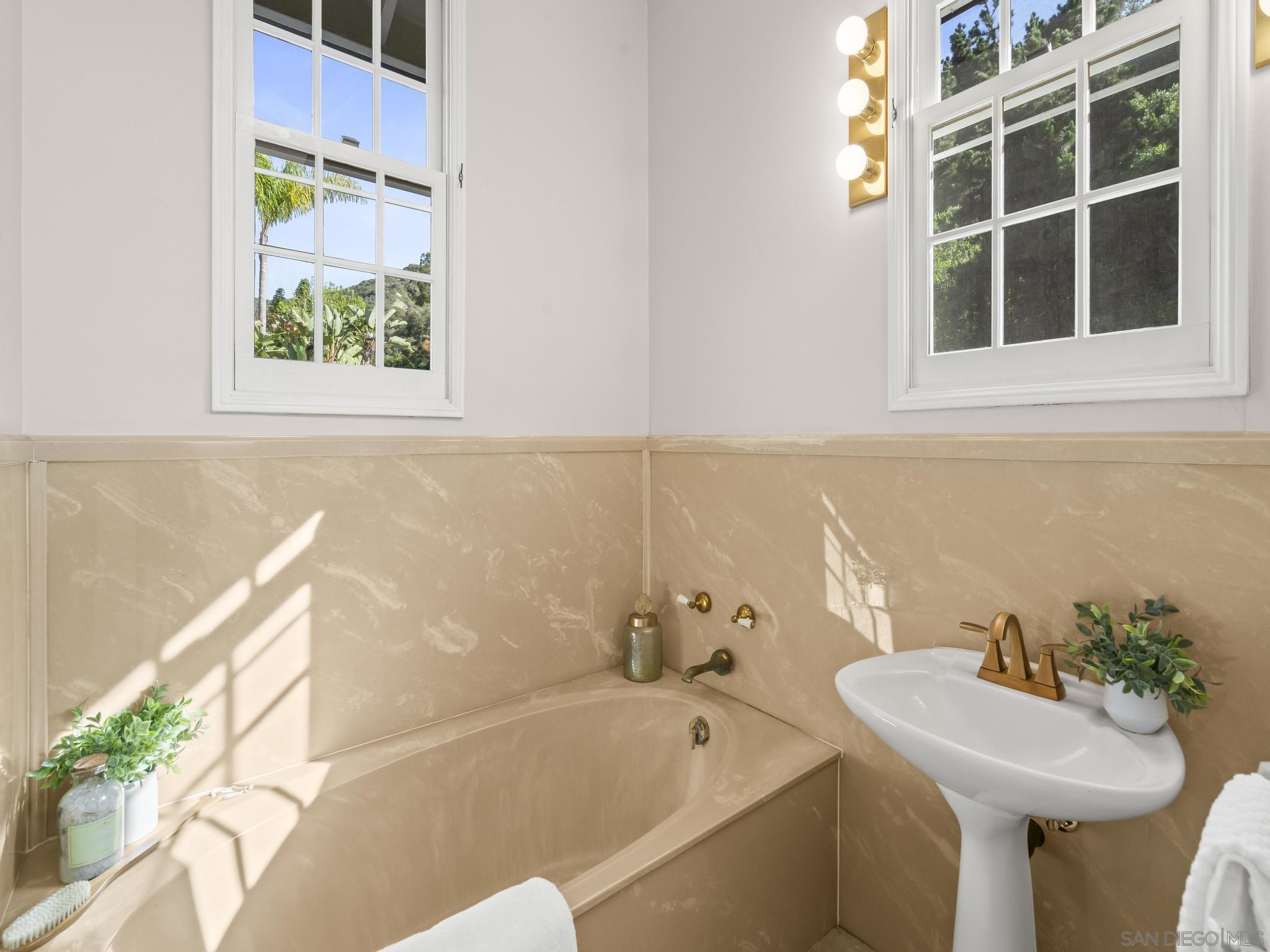 Detail Gallery Image 35 of 65 For 7753  via Capri, La Jolla,  CA 92037 - 5 Beds | 3/1 Baths