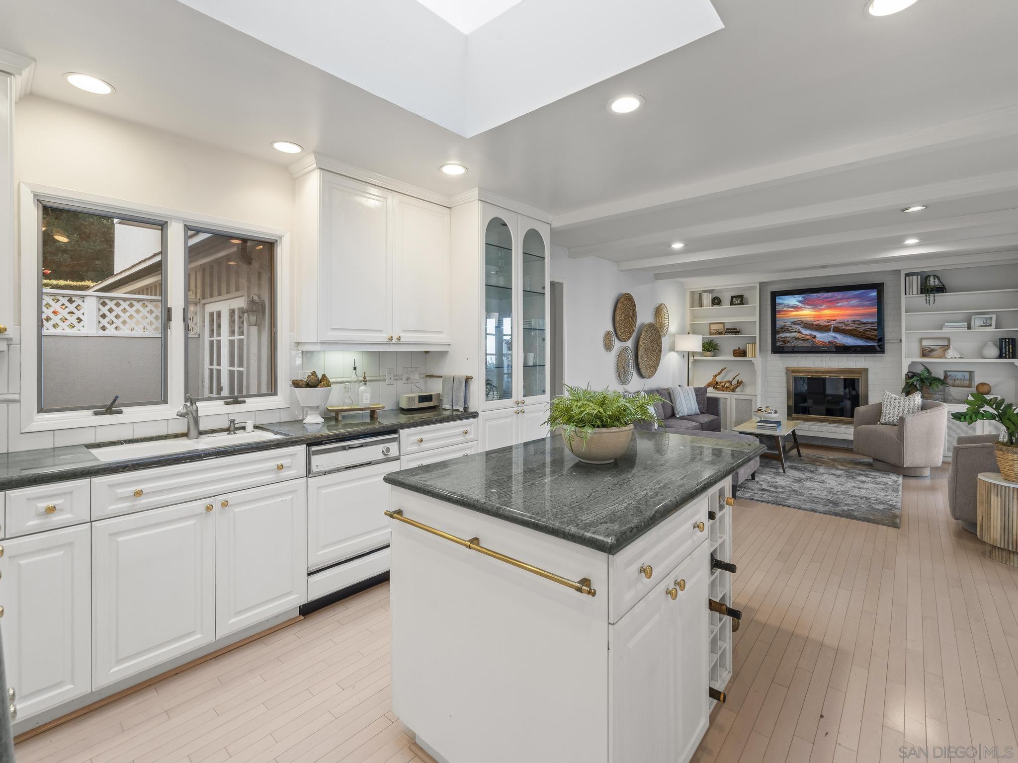 Detail Gallery Image 38 of 65 For 7753  via Capri, La Jolla,  CA 92037 - 5 Beds | 3/1 Baths