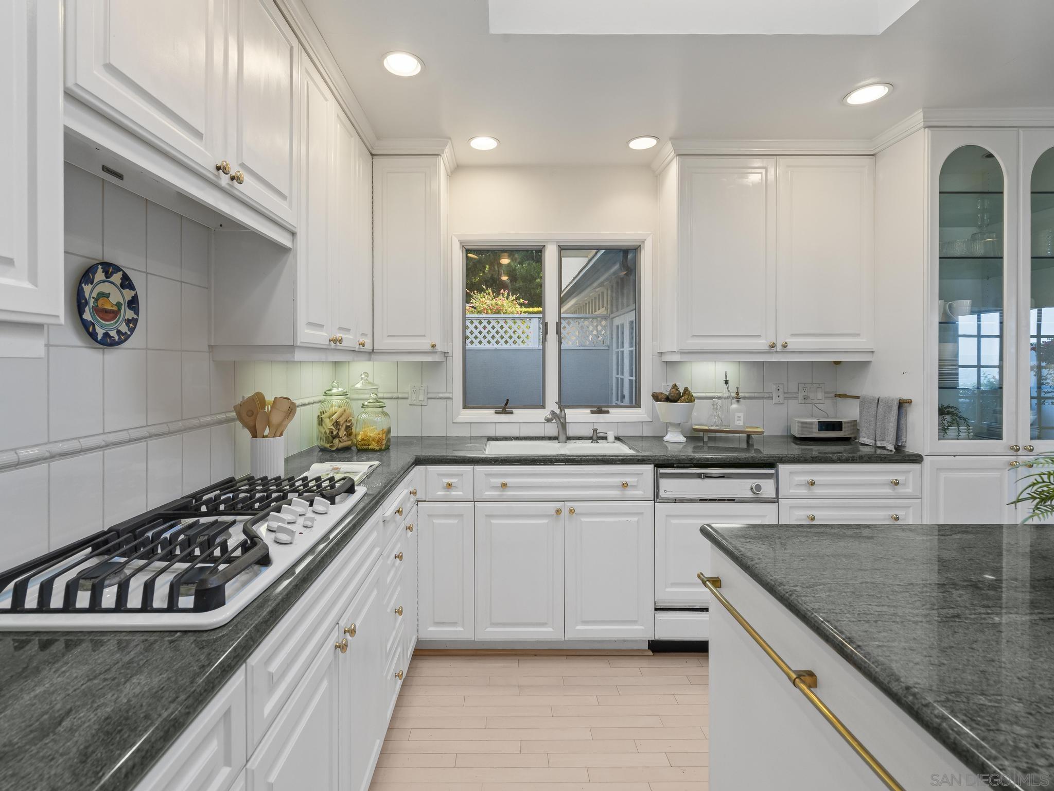 Detail Gallery Image 39 of 65 For 7753  via Capri, La Jolla,  CA 92037 - 5 Beds | 3/1 Baths