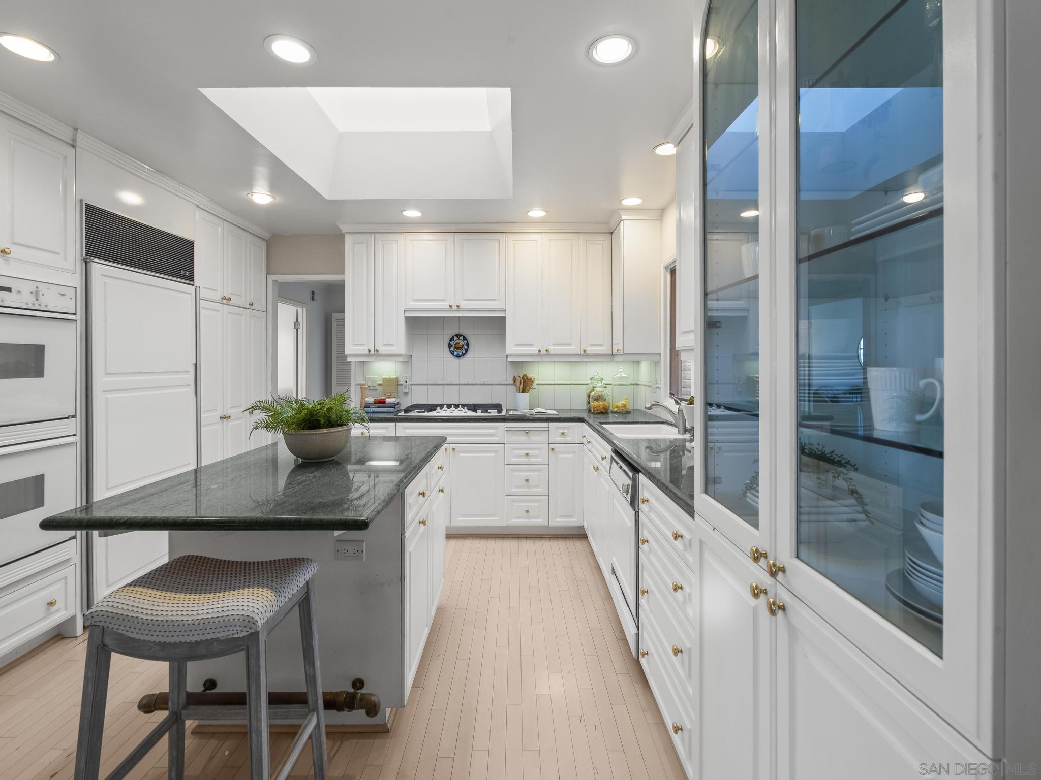 Detail Gallery Image 40 of 65 For 7753  via Capri, La Jolla,  CA 92037 - 5 Beds | 3/1 Baths