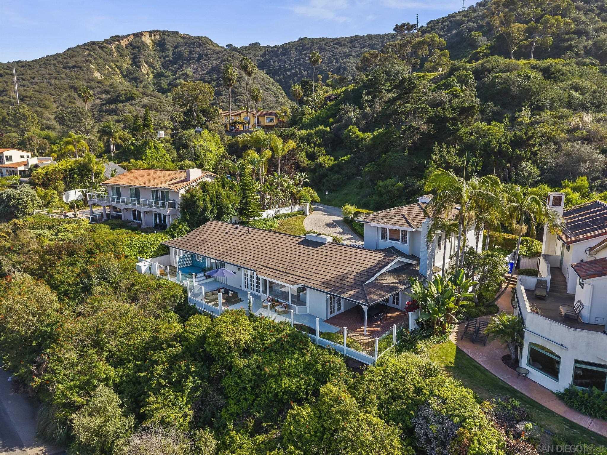 Detail Gallery Image 5 of 65 For 7753  via Capri, La Jolla,  CA 92037 - 5 Beds | 3/1 Baths