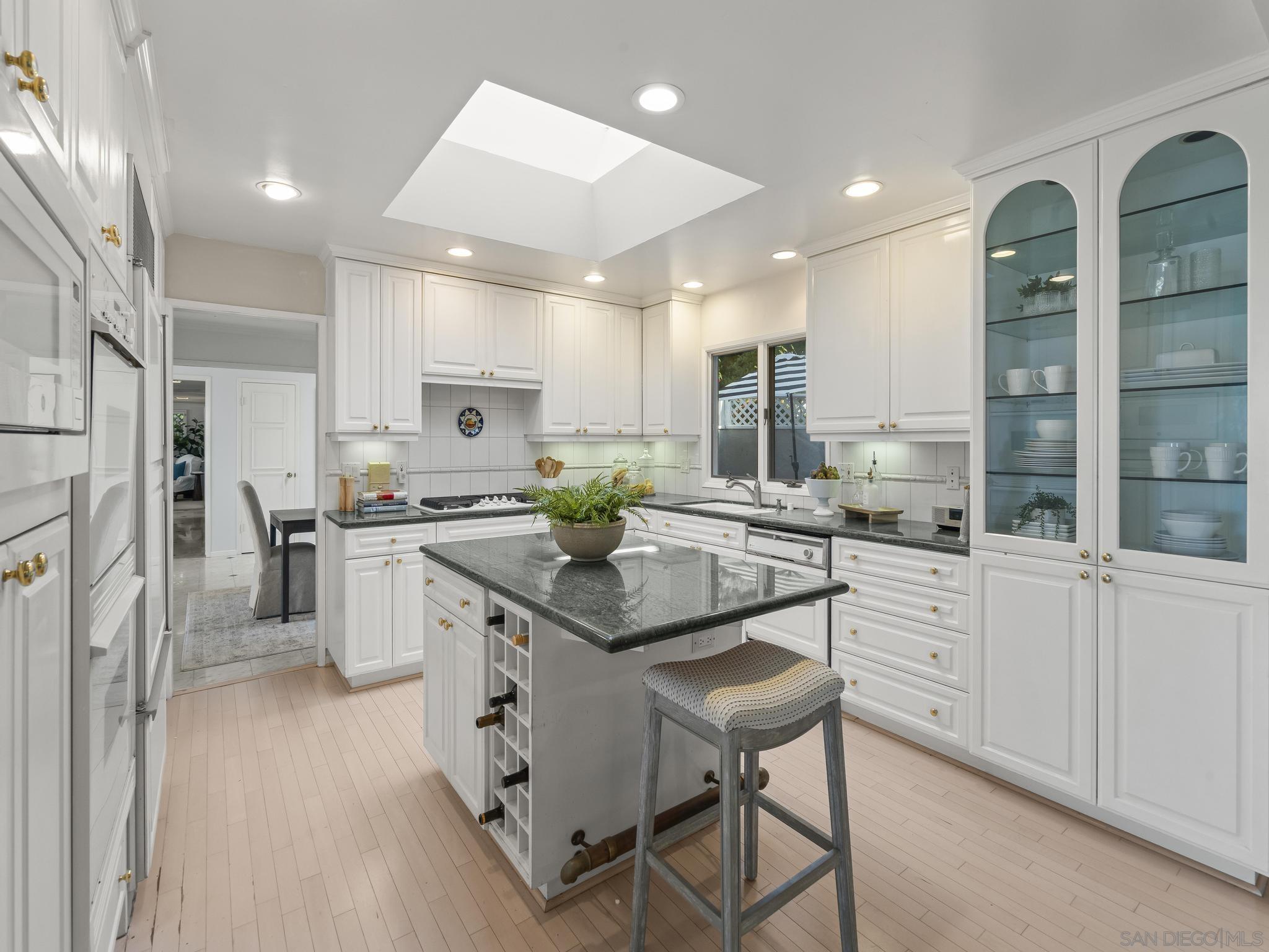 Detail Gallery Image 42 of 65 For 7753  via Capri, La Jolla,  CA 92037 - 5 Beds | 3/1 Baths