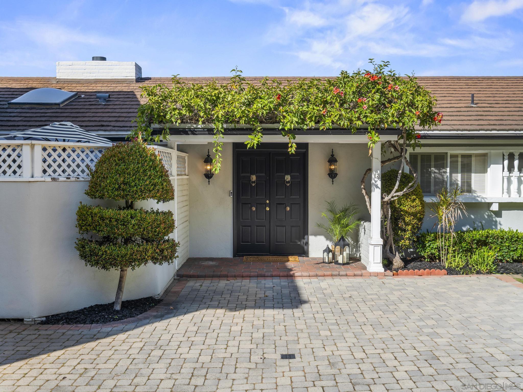 Detail Gallery Image 9 of 65 For 7753  via Capri, La Jolla,  CA 92037 - 5 Beds | 3/1 Baths