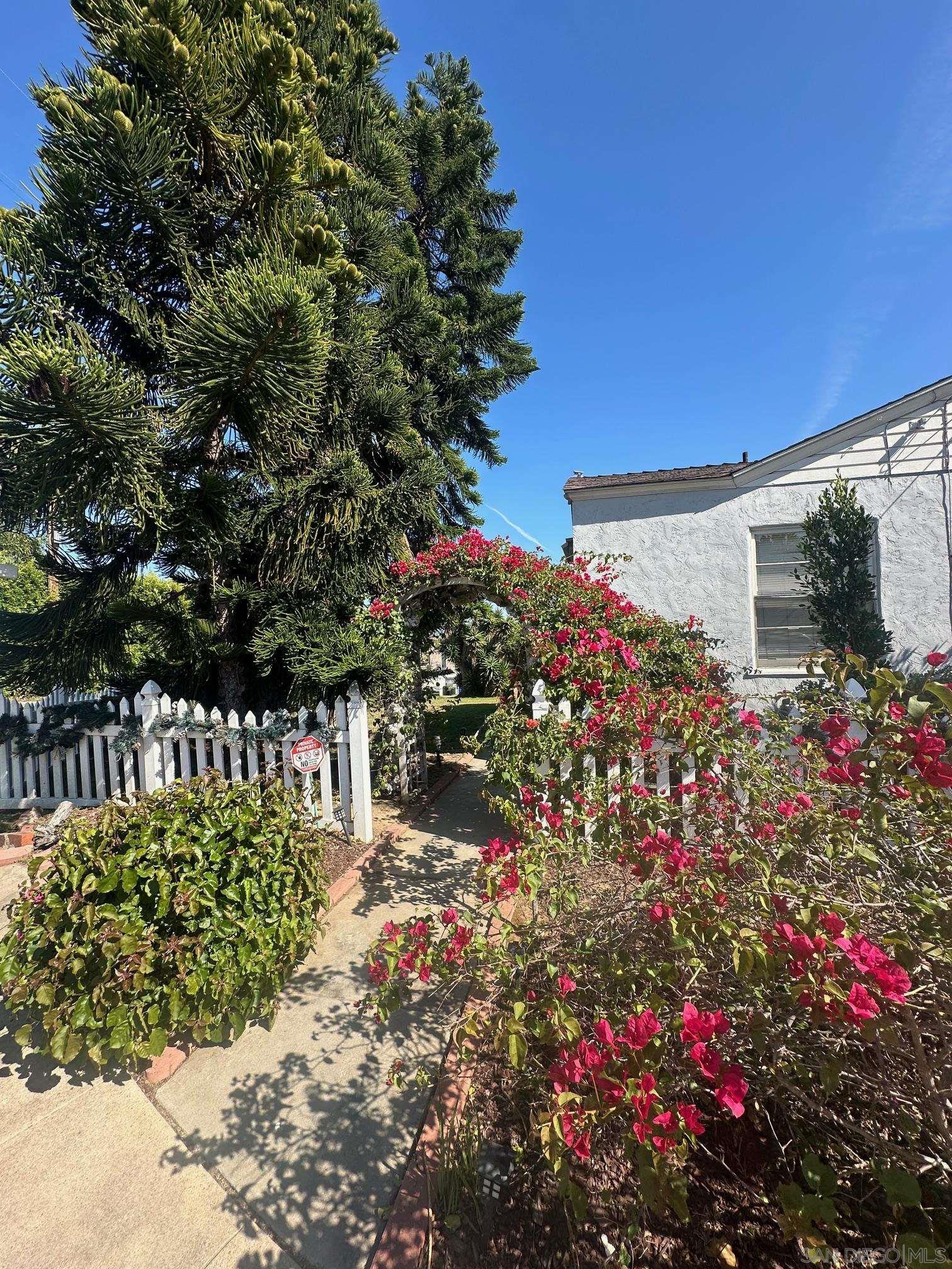 Detail Gallery Image 3 of 10 For 3245  Lowell, San Diego,  CA 92106 - 3 Beds | 2 Baths