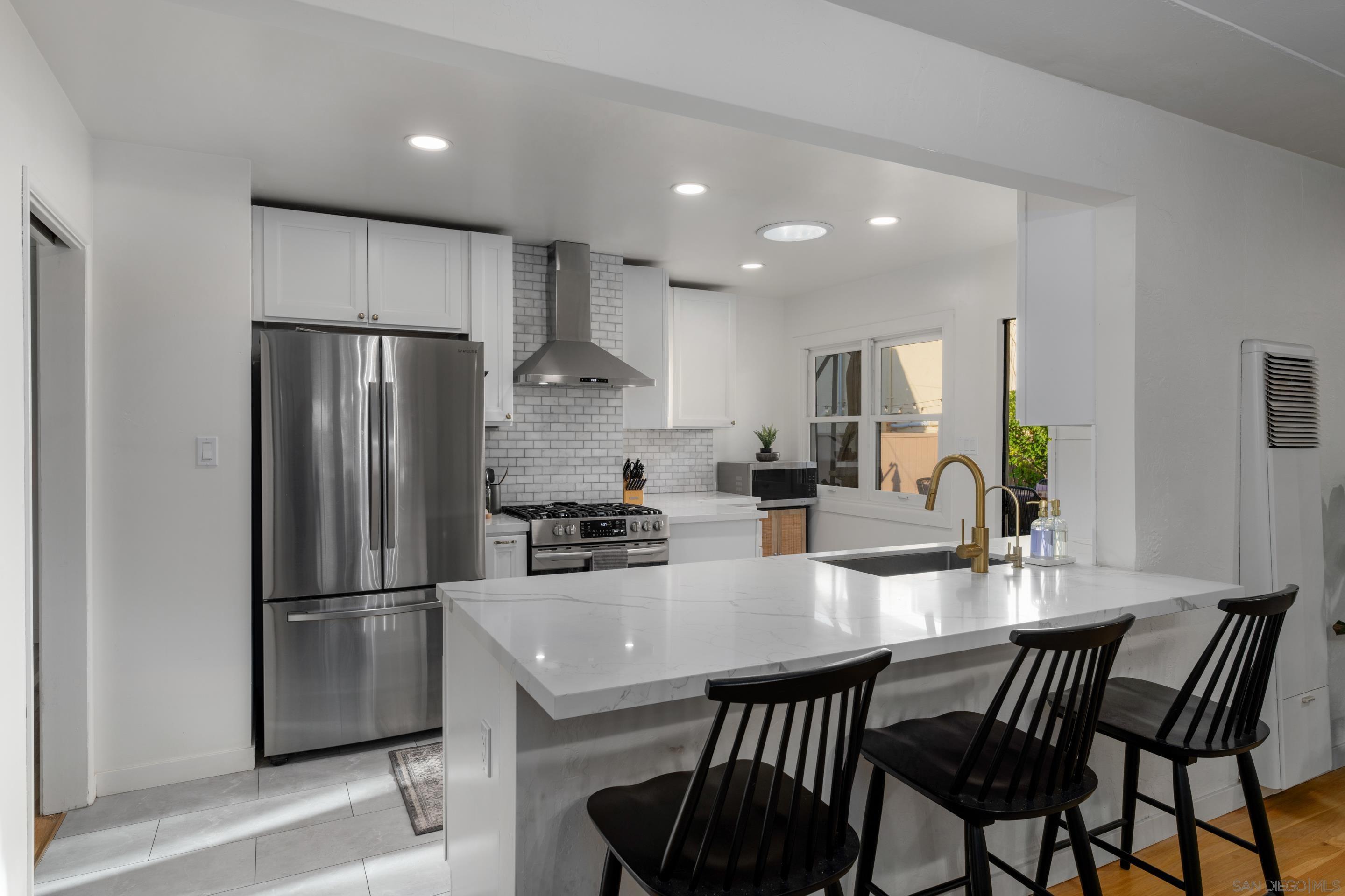 Detail Gallery Image 2 of 25 For 2036-38  Emerald St, San Diego,  CA 92109 - – Beds | – Baths