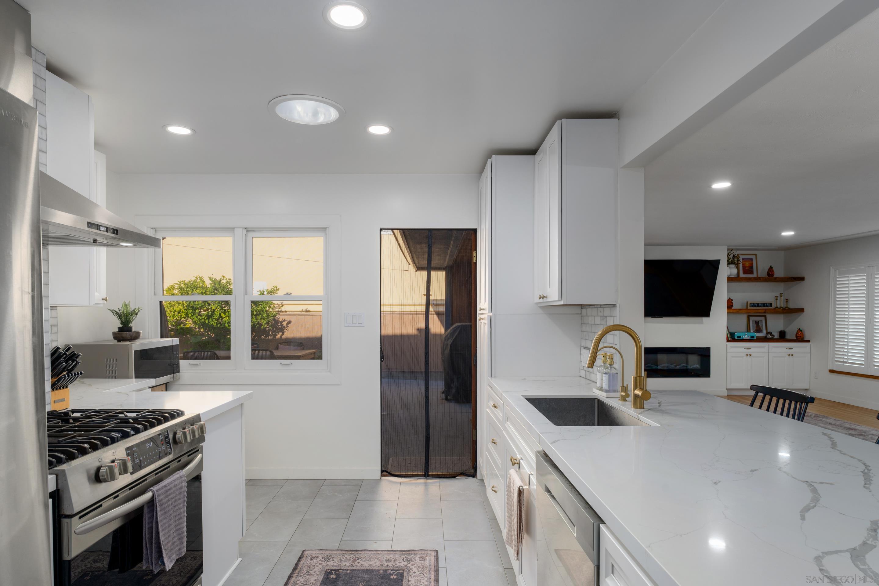 Detail Gallery Image 14 of 25 For 2036-38  Emerald St, San Diego,  CA 92109 - – Beds | – Baths