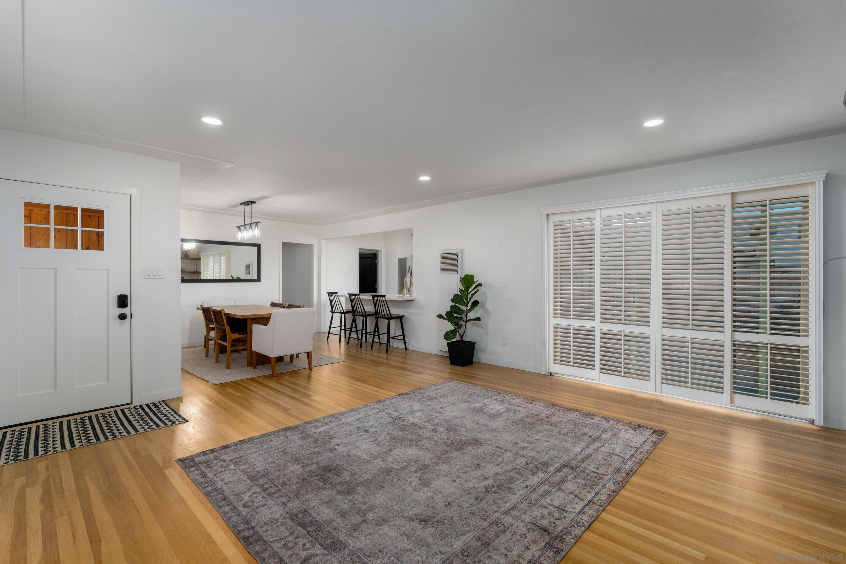 Detail Gallery Image 10 of 25 For 2036-38  Emerald St, San Diego,  CA 92109 - – Beds | – Baths