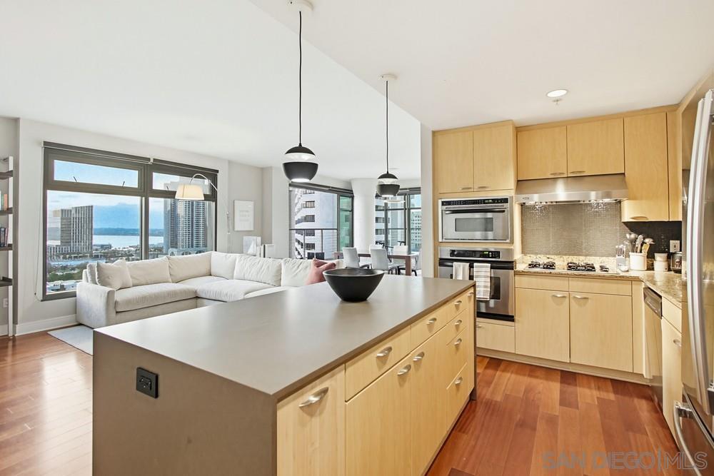 Detail Gallery Image 3 of 44 For 645  Front Street  #1705,  San Diego,  CA 92101 - 2 Beds | 2/1 Baths