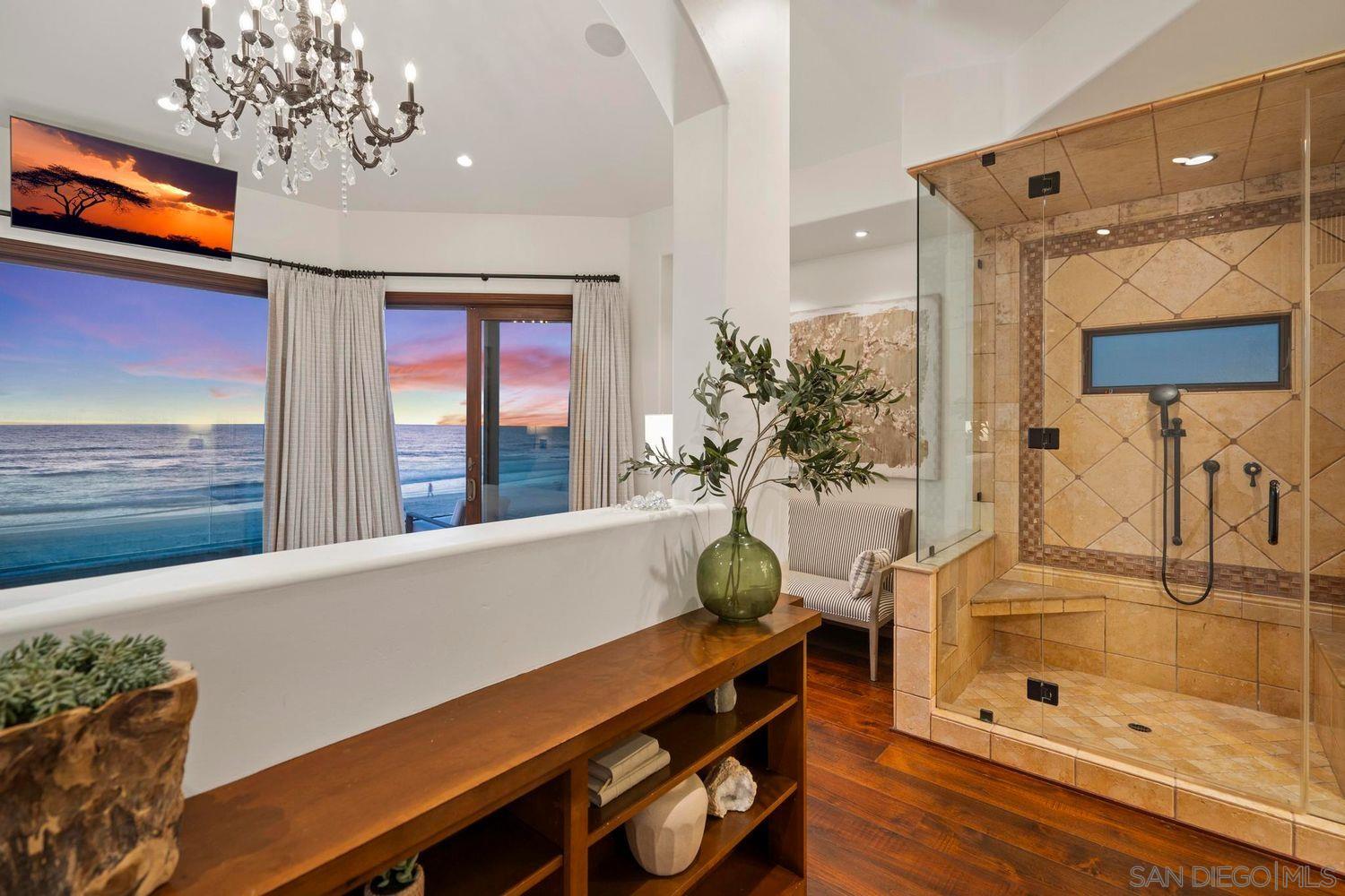 Detail Gallery Image 16 of 53 For 3409  Ocean Front Walk, San Diego,  CA 92109 - 5 Beds | 3/1 Baths