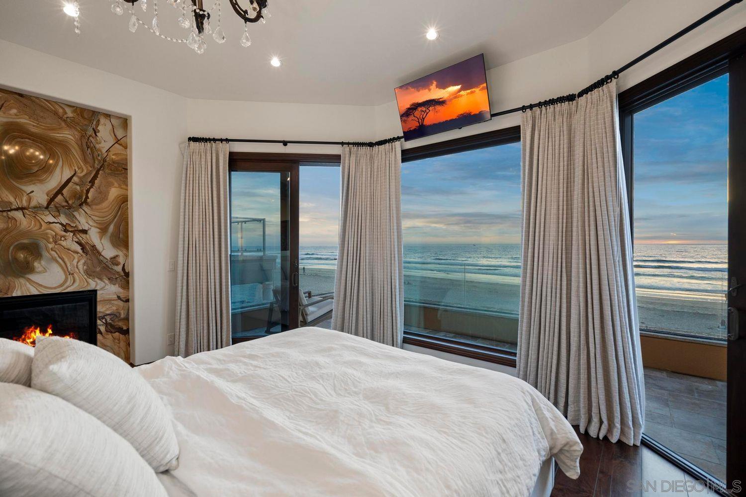 Detail Gallery Image 17 of 53 For 3409  Ocean Front Walk, San Diego,  CA 92109 - 5 Beds | 3/1 Baths