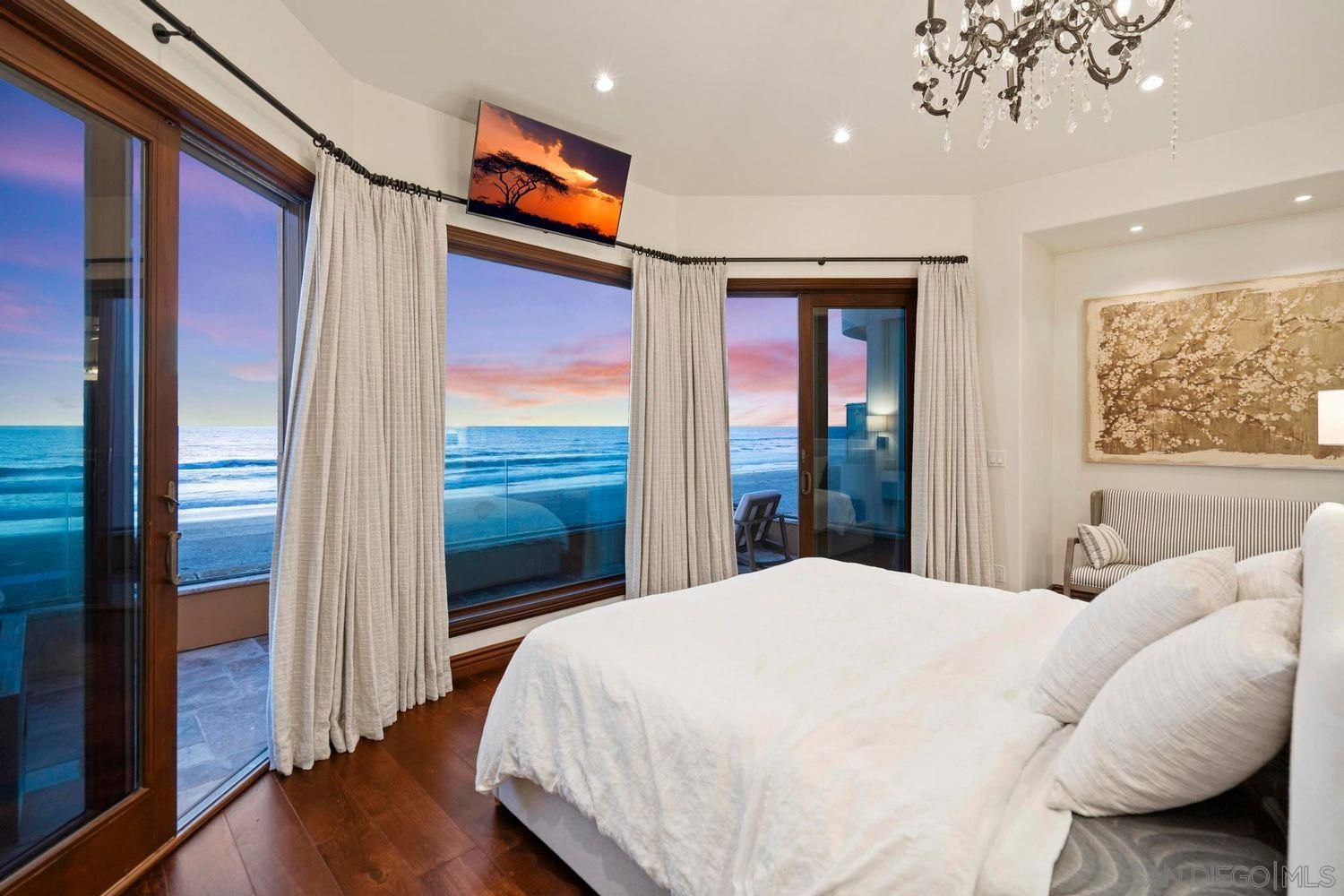 Detail Gallery Image 18 of 53 For 3409  Ocean Front Walk, San Diego,  CA 92109 - 5 Beds | 3/1 Baths