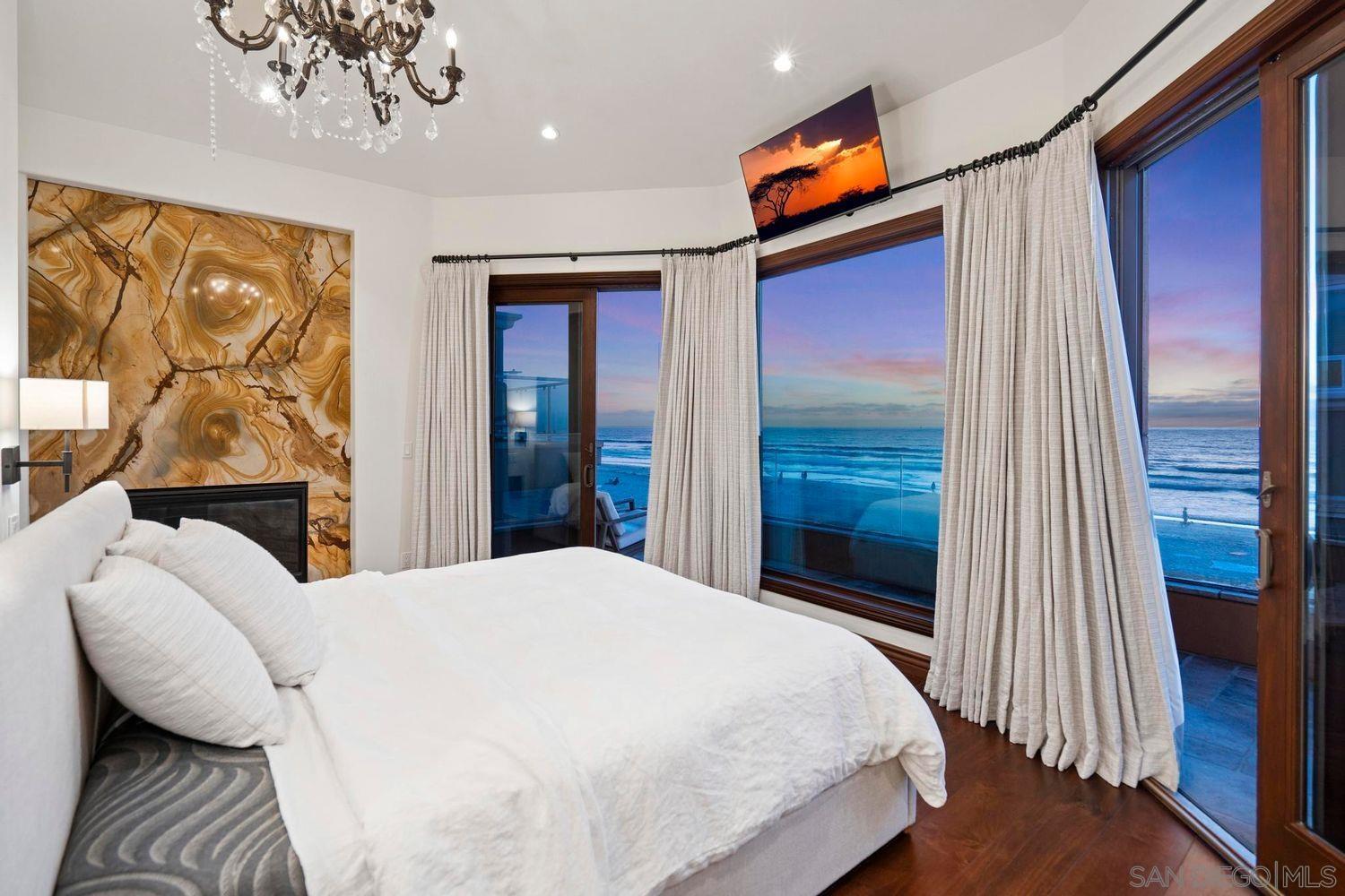 Detail Gallery Image 20 of 53 For 3409  Ocean Front Walk, San Diego,  CA 92109 - 5 Beds | 3/1 Baths