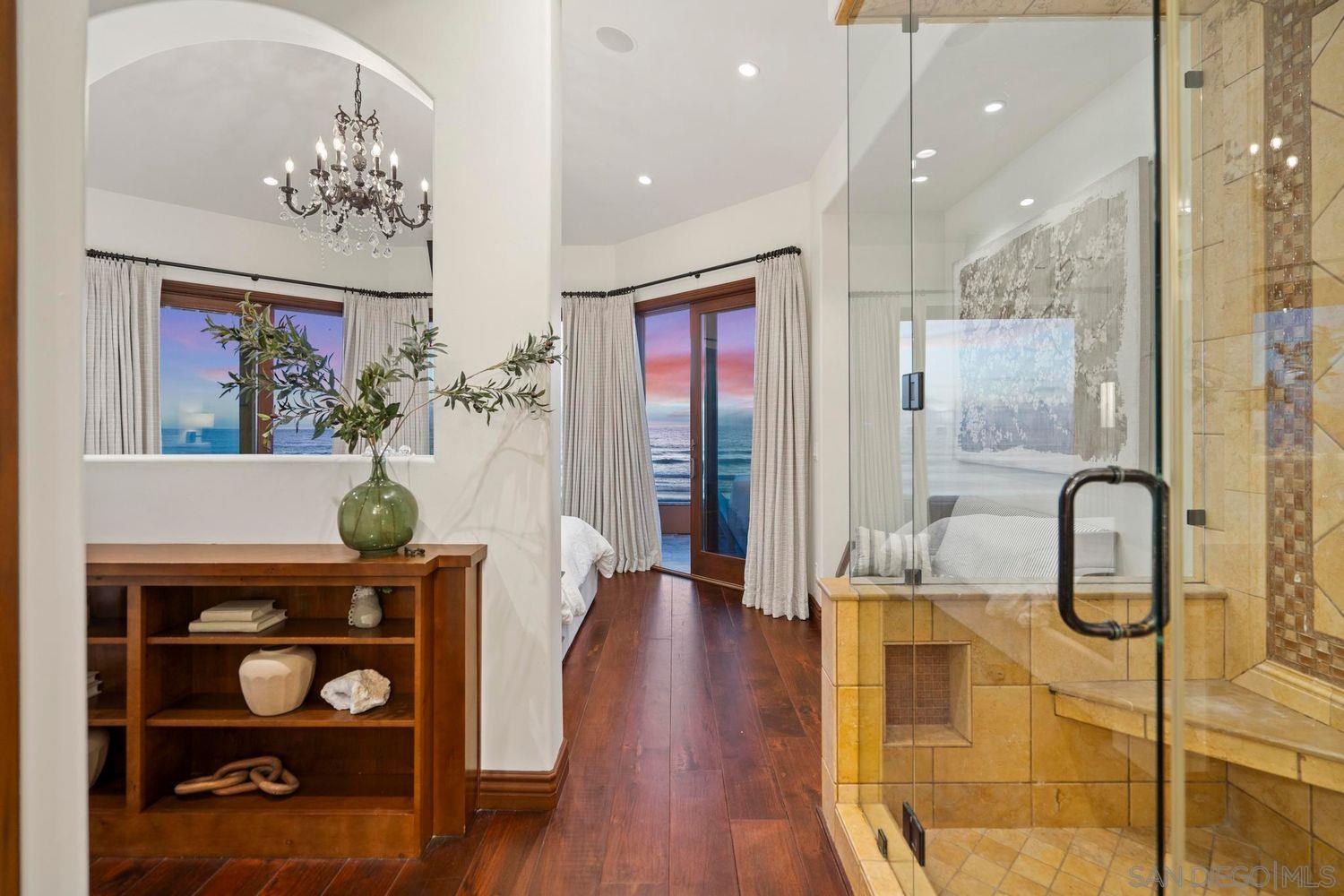 Detail Gallery Image 23 of 53 For 3409  Ocean Front Walk, San Diego,  CA 92109 - 5 Beds | 3/1 Baths