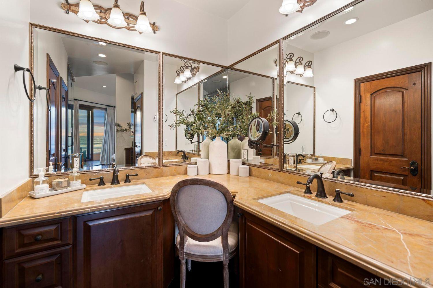 Detail Gallery Image 24 of 53 For 3409  Ocean Front Walk, San Diego,  CA 92109 - 5 Beds | 3/1 Baths