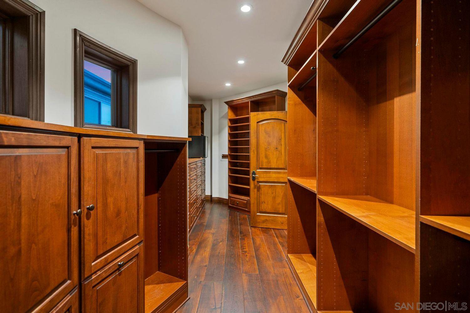 Detail Gallery Image 27 of 53 For 3409  Ocean Front Walk, San Diego,  CA 92109 - 5 Beds | 3/1 Baths