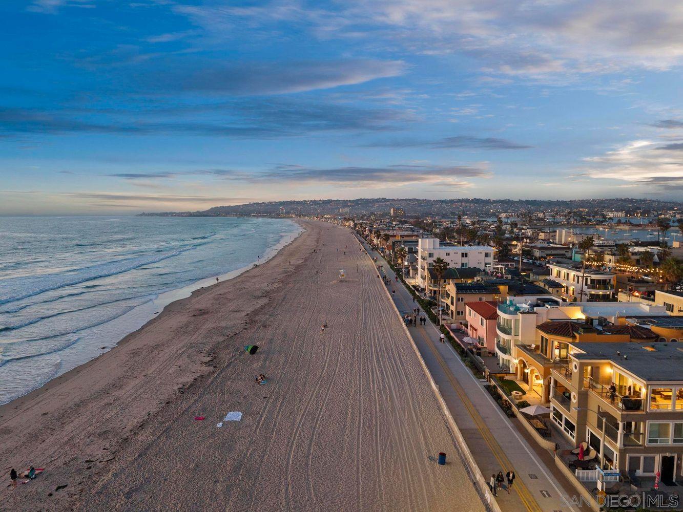 Detail Gallery Image 28 of 53 For 3409  Ocean Front Walk, San Diego,  CA 92109 - 5 Beds | 3/1 Baths