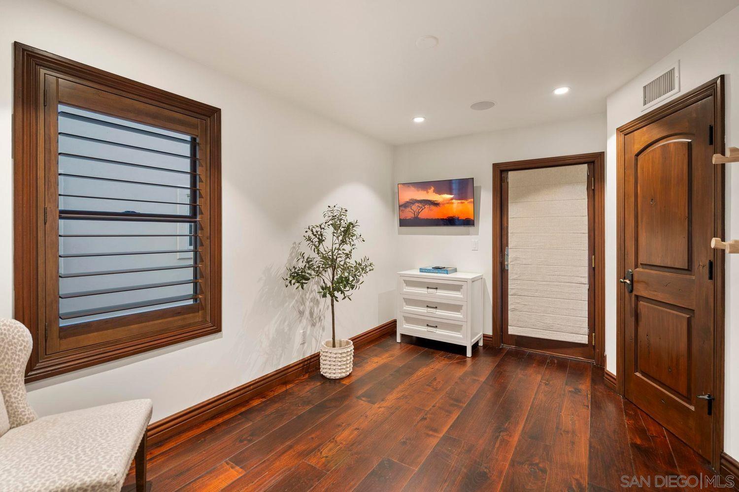 Detail Gallery Image 29 of 53 For 3409  Ocean Front Walk, San Diego,  CA 92109 - 5 Beds | 3/1 Baths