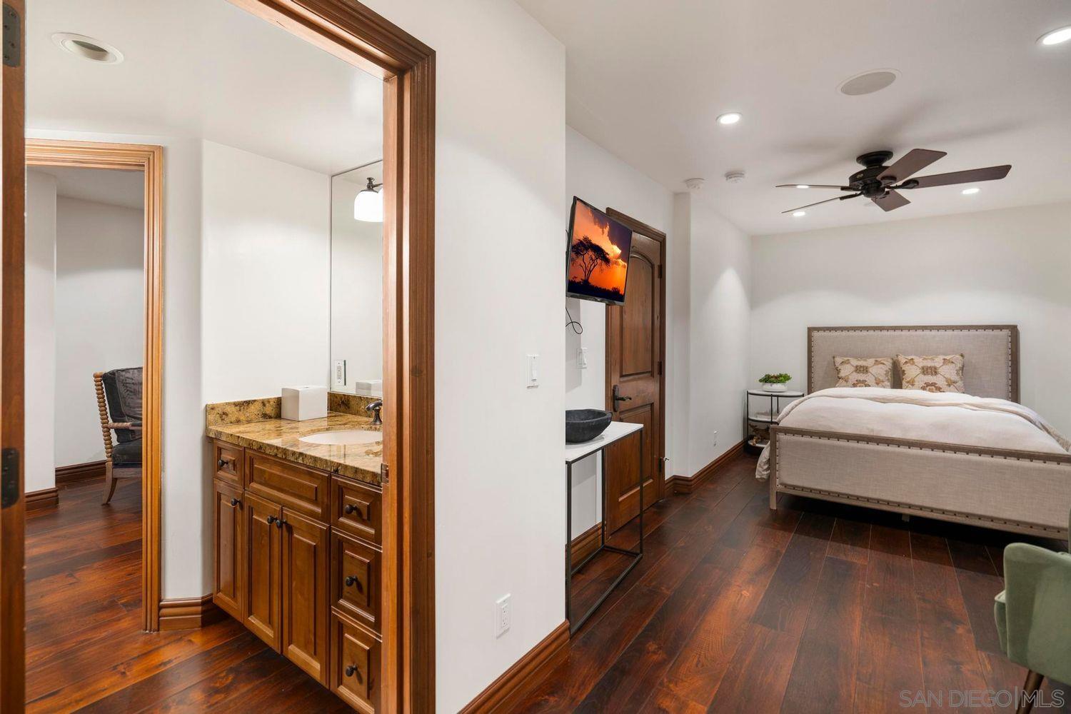 Detail Gallery Image 33 of 53 For 3409  Ocean Front Walk, San Diego,  CA 92109 - 5 Beds | 3/1 Baths