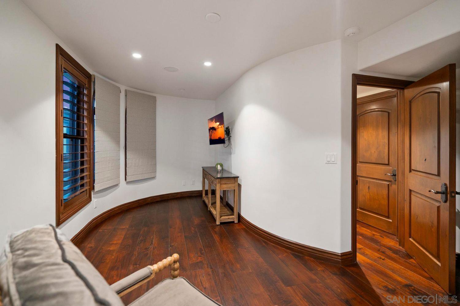 Detail Gallery Image 41 of 53 For 3409  Ocean Front Walk, San Diego,  CA 92109 - 5 Beds | 3/1 Baths