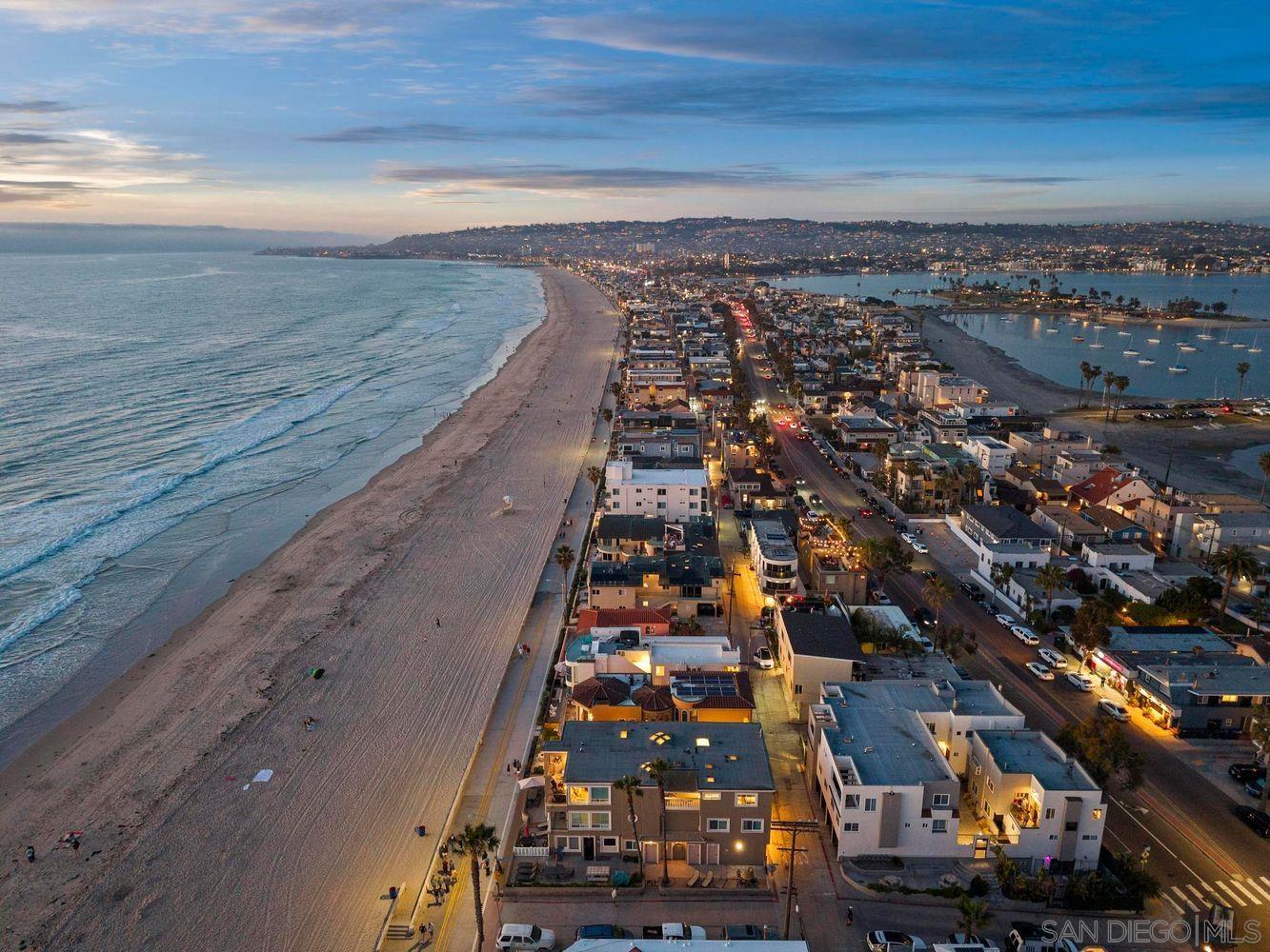 Detail Gallery Image 45 of 53 For 3409  Ocean Front Walk, San Diego,  CA 92109 - 5 Beds | 3/1 Baths