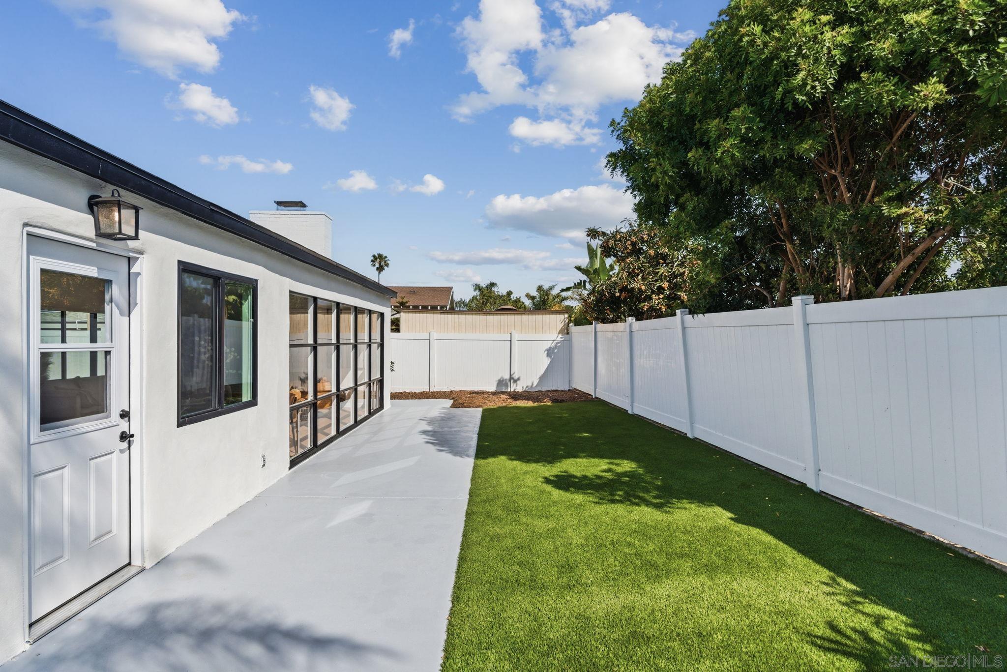 Detail Gallery Image 13 of 47 For 2835  Deerpark Dr., San Diego,  CA 92110 - 3 Beds | 2 Baths