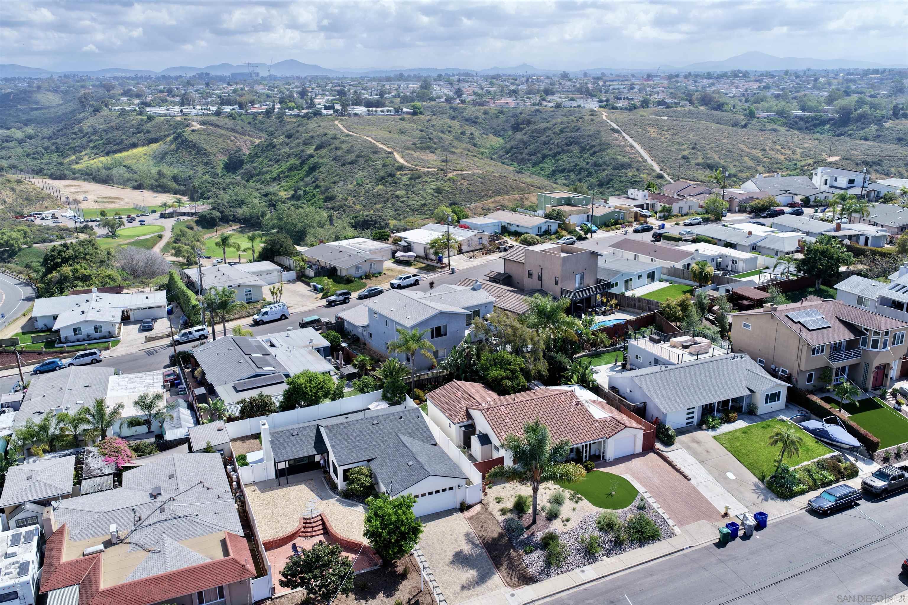 Detail Gallery Image 3 of 47 For 2835  Deerpark Dr., San Diego,  CA 92110 - 3 Beds | 2 Baths