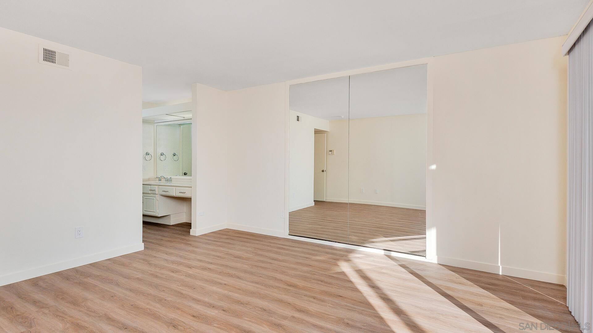 Detail Gallery Image 11 of 25 For 2579  Caminito Muirfield, La Jolla,  CA 92037 - 2 Beds | 2/1 Baths