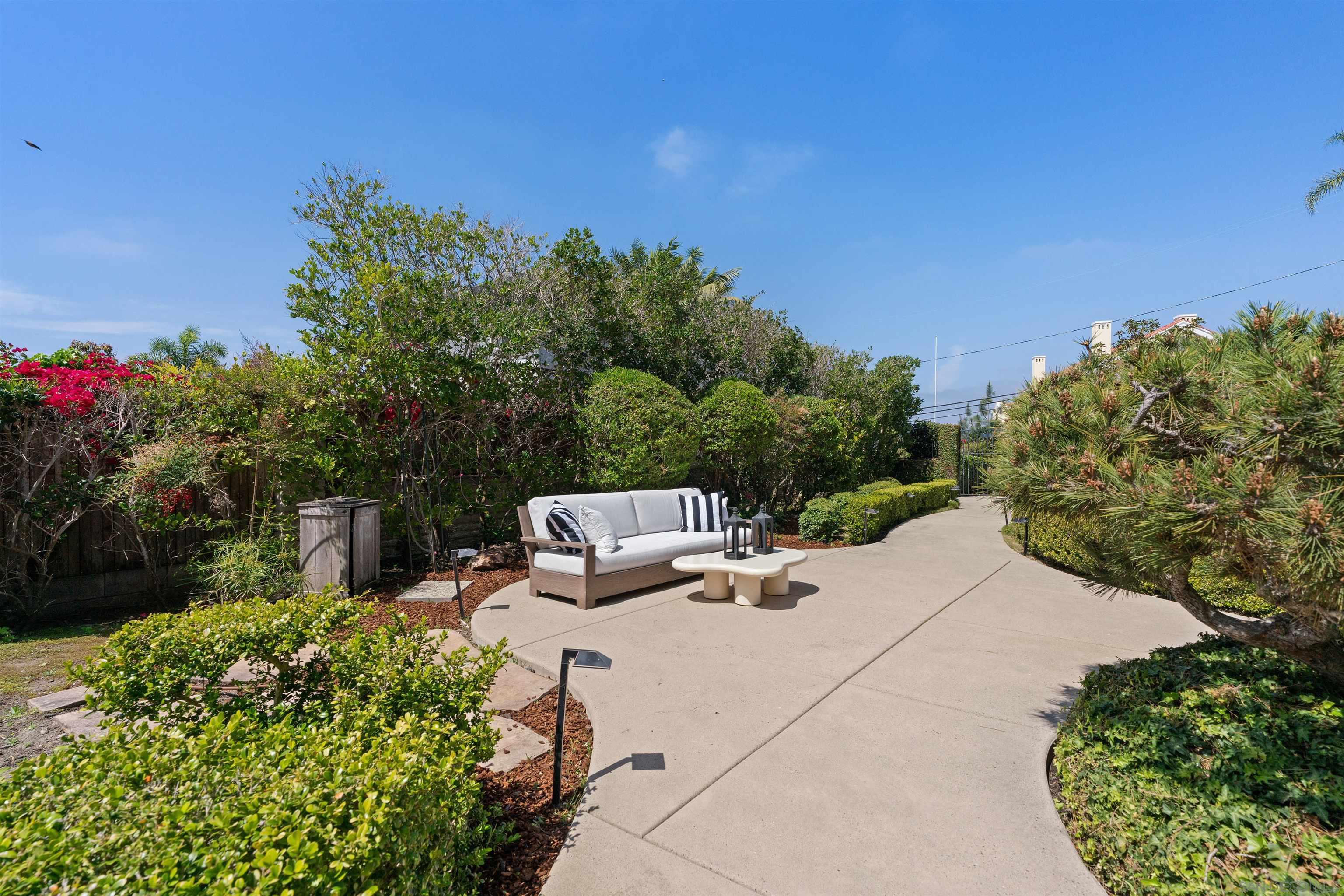 Detail Gallery Image 9 of 44 For 445  Avenida Primavera, Del Mar,  CA 92014 - 4 Beds | 2 Baths