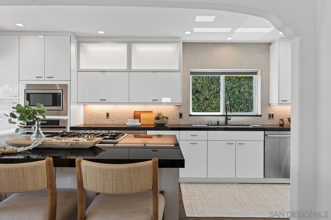 Detail Gallery Image 21 of 62 For 4021 S S Hempstead Cir, San Diego,  CA 92116 - 3 Beds | 3 Baths