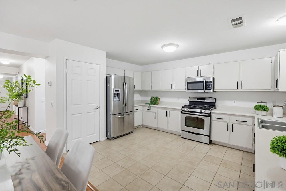 Detail Gallery Image 12 of 39 For 4916  Nogal, San Diego,  CA 92102 - 4 Beds | 3 Baths