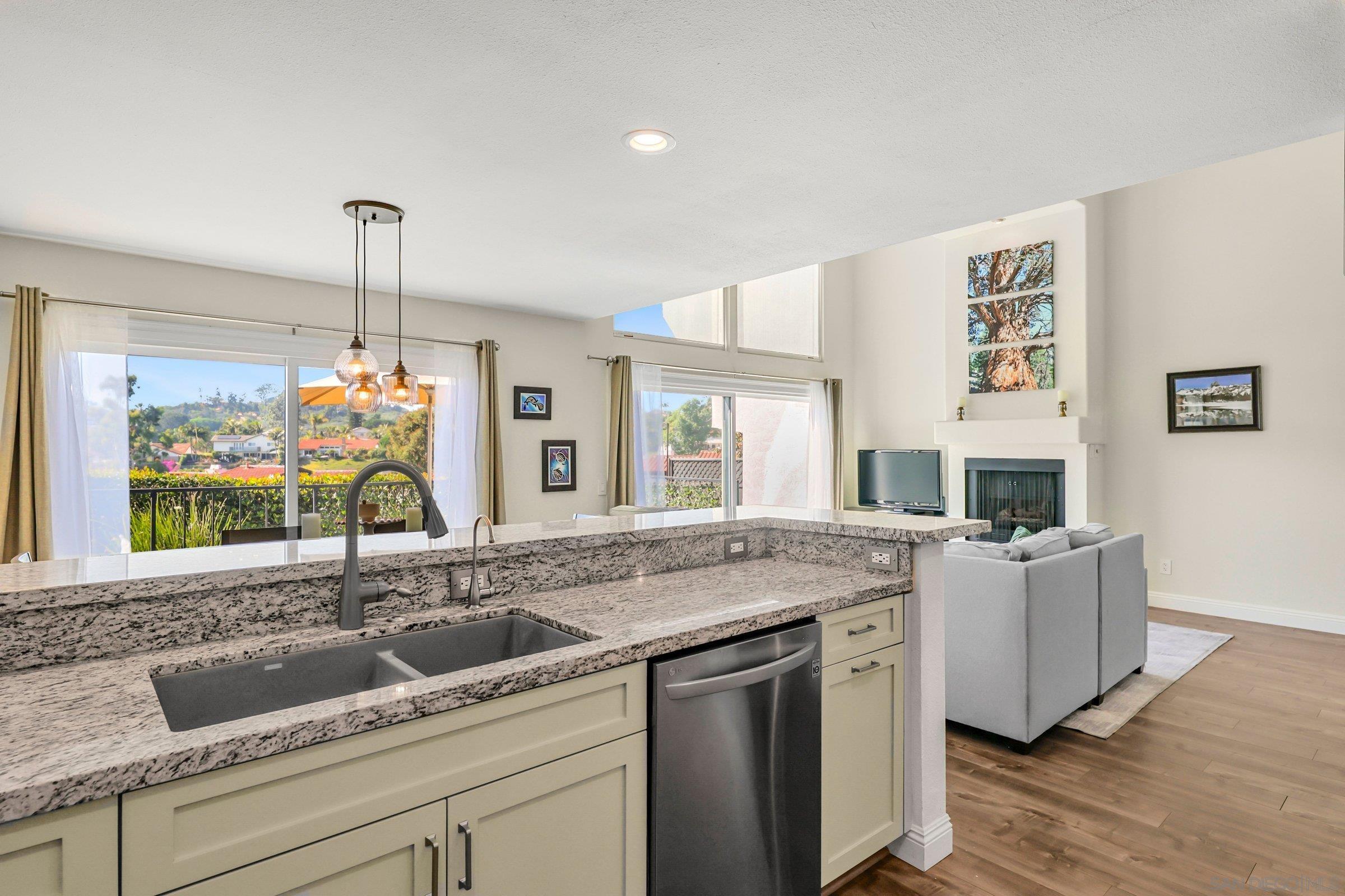 Detail Gallery Image 5 of 43 For 1045  Santa Helena Park Ct, Solana Beach,  CA 92075 - 3 Beds | 2/1 Baths