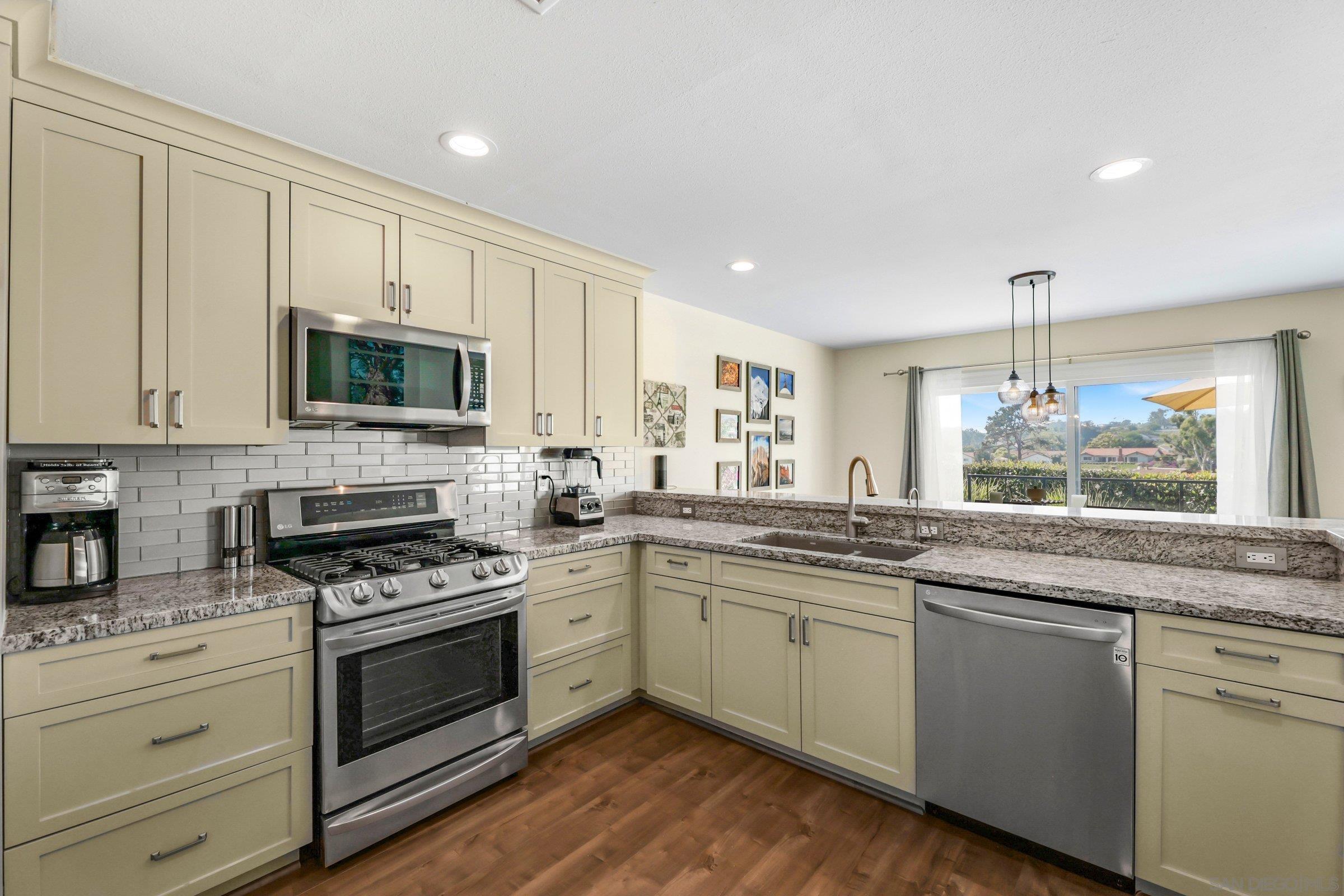Detail Gallery Image 6 of 43 For 1045  Santa Helena Park Ct, Solana Beach,  CA 92075 - 3 Beds | 2/1 Baths