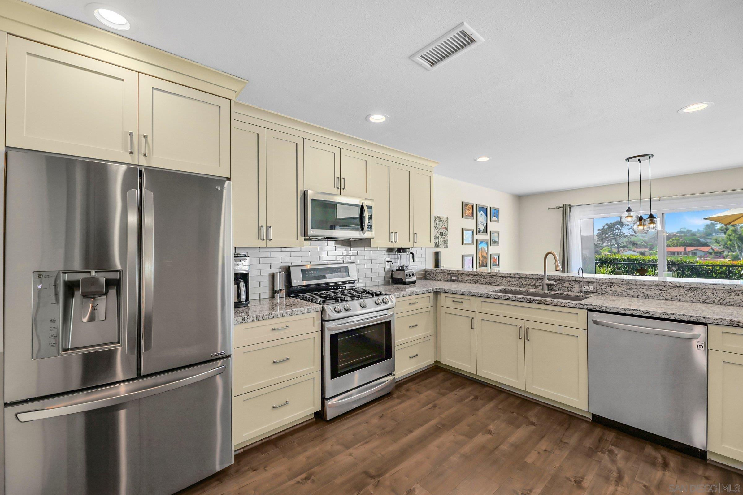 Detail Gallery Image 7 of 43 For 1045  Santa Helena Park Ct, Solana Beach,  CA 92075 - 3 Beds | 2/1 Baths