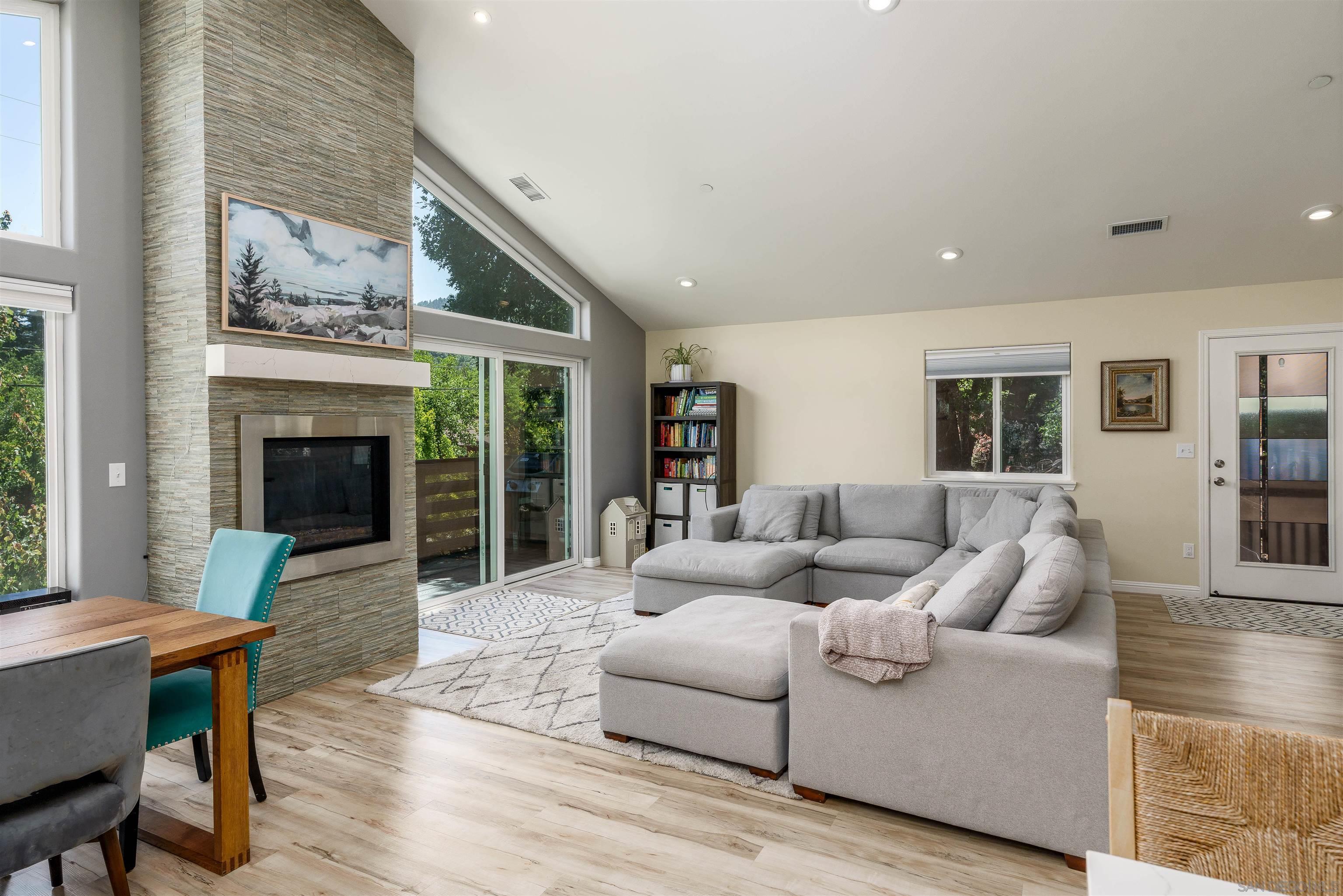 Detail Gallery Image 2 of 35 For 718  Walnut Ave, Ukiah,  CA 95482 - 5 Beds | 3/1 Baths