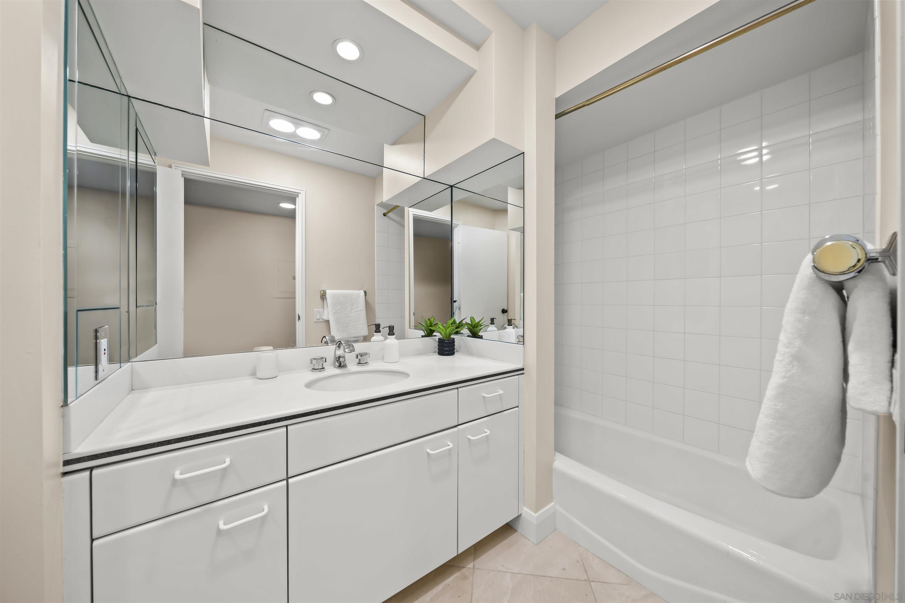 Detail Gallery Image 27 of 45 For 100  Harbor Dr  #2405,  San Diego,  CA 92101 - 2 Beds | 2 Baths