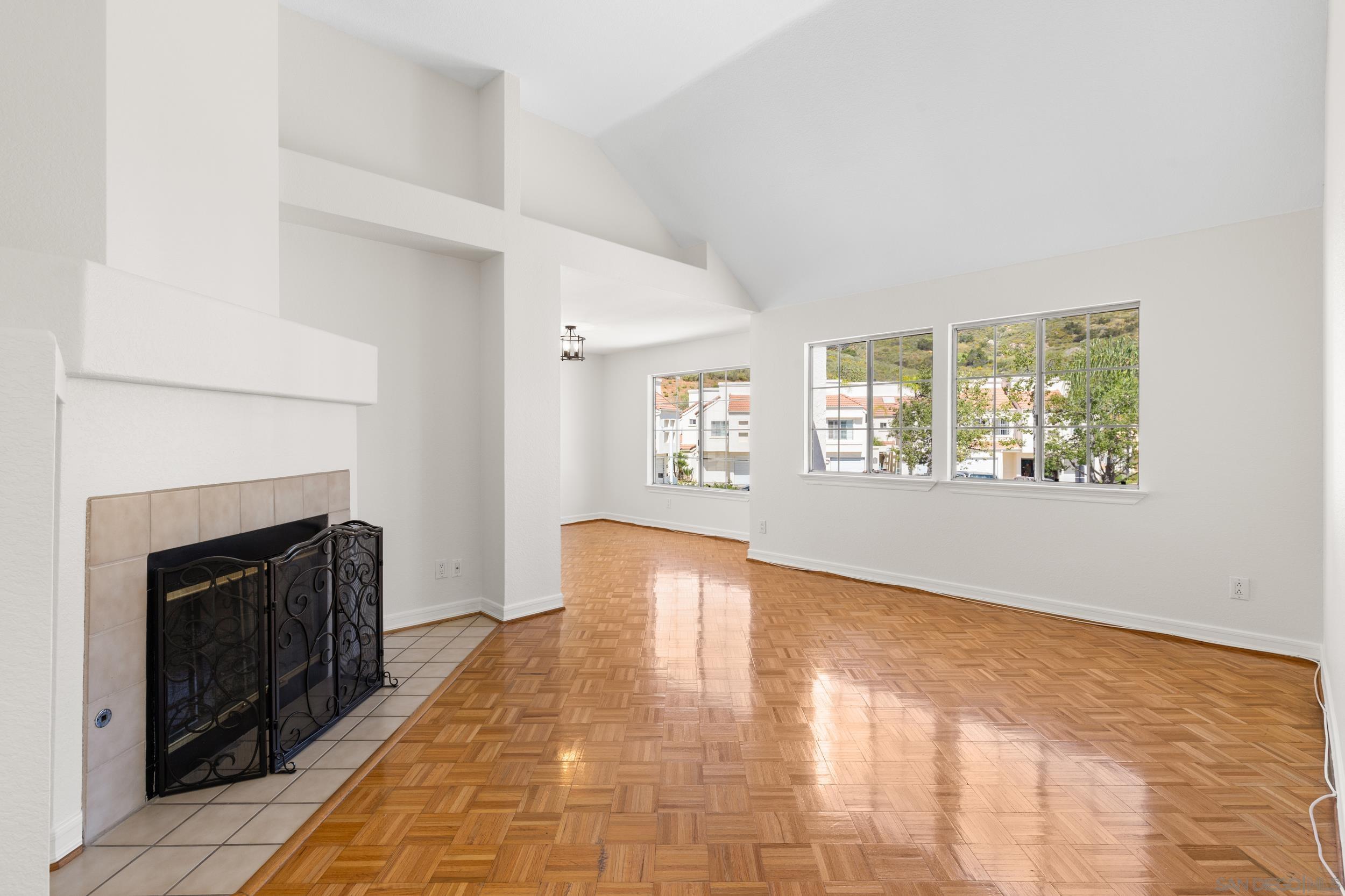 Detail Gallery Image 4 of 27 For 12010  Calle De Montana  #301,  El Cajon,  CA 92019 - 2 Beds | 1 Baths