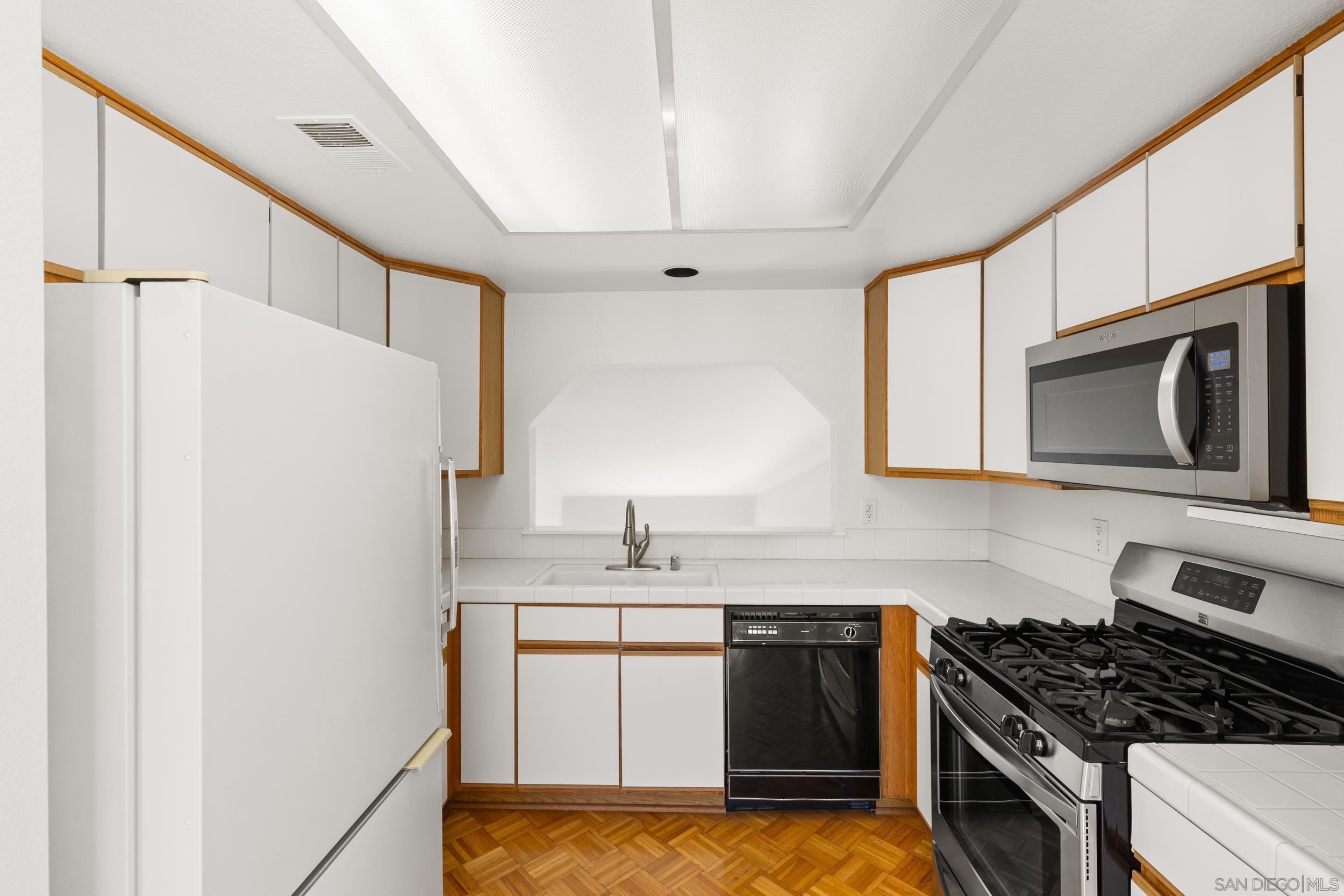 Detail Gallery Image 9 of 27 For 12010  Calle De Montana  #301,  El Cajon,  CA 92019 - 2 Beds | 1 Baths