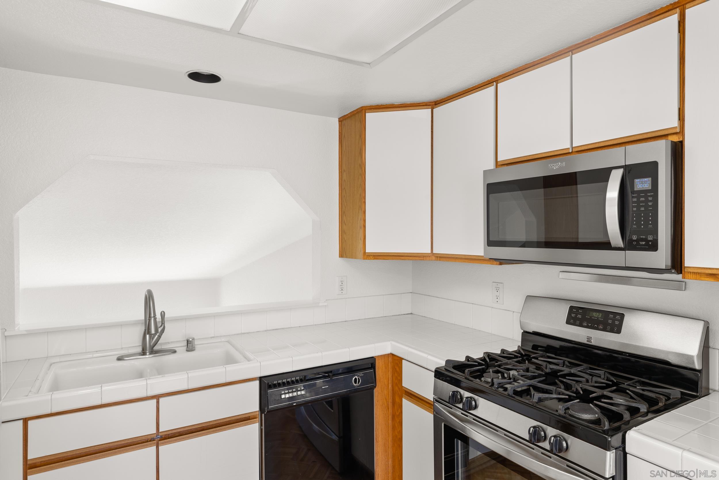 Detail Gallery Image 10 of 27 For 12010  Calle De Montana  #301,  El Cajon,  CA 92019 - 2 Beds | 1 Baths