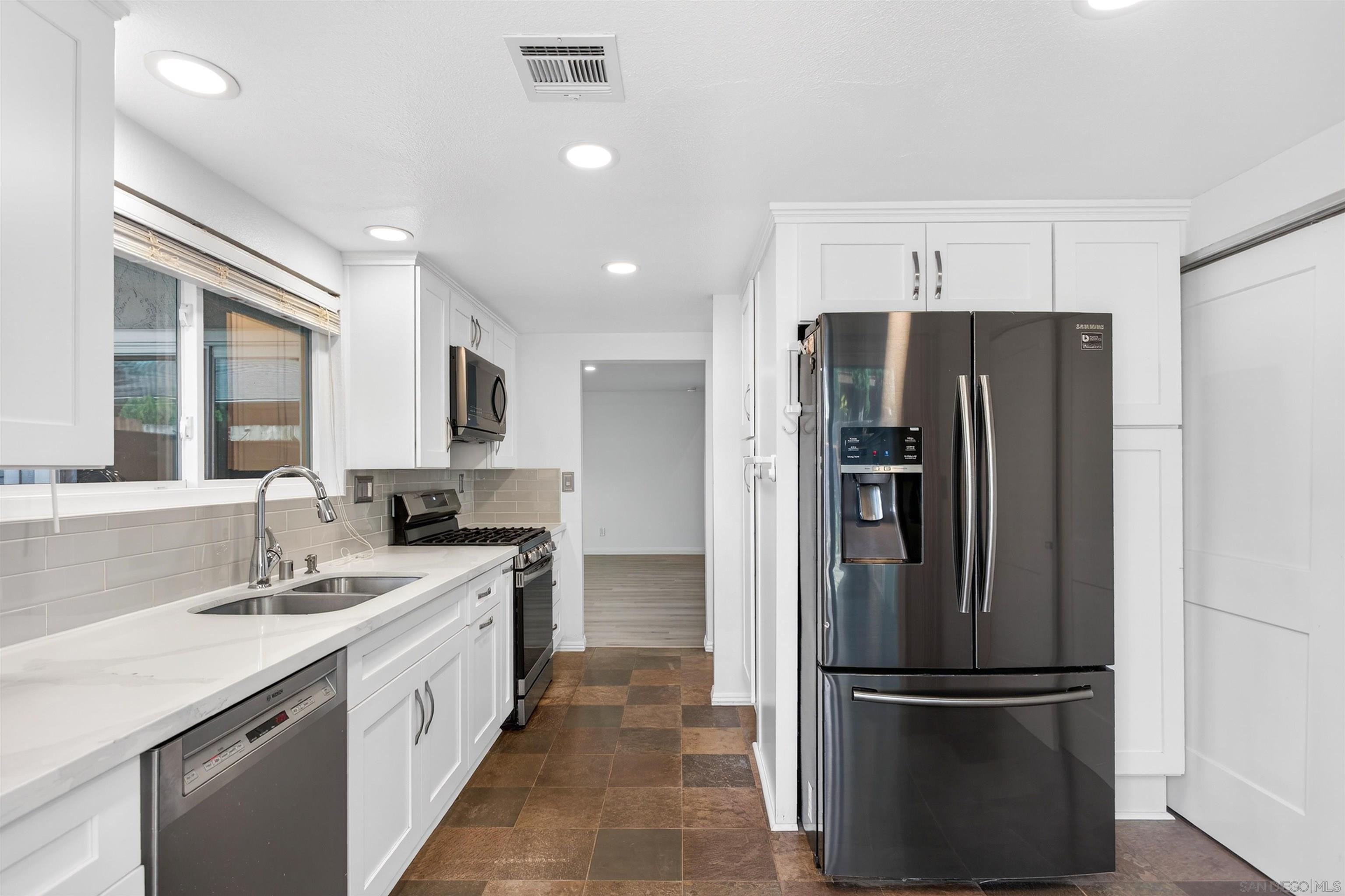 Detail Gallery Image 11 of 49 For 4444  Benfield Ct  #29,  San Diego,  CA 92113 - 3 Beds | 2/1 Baths