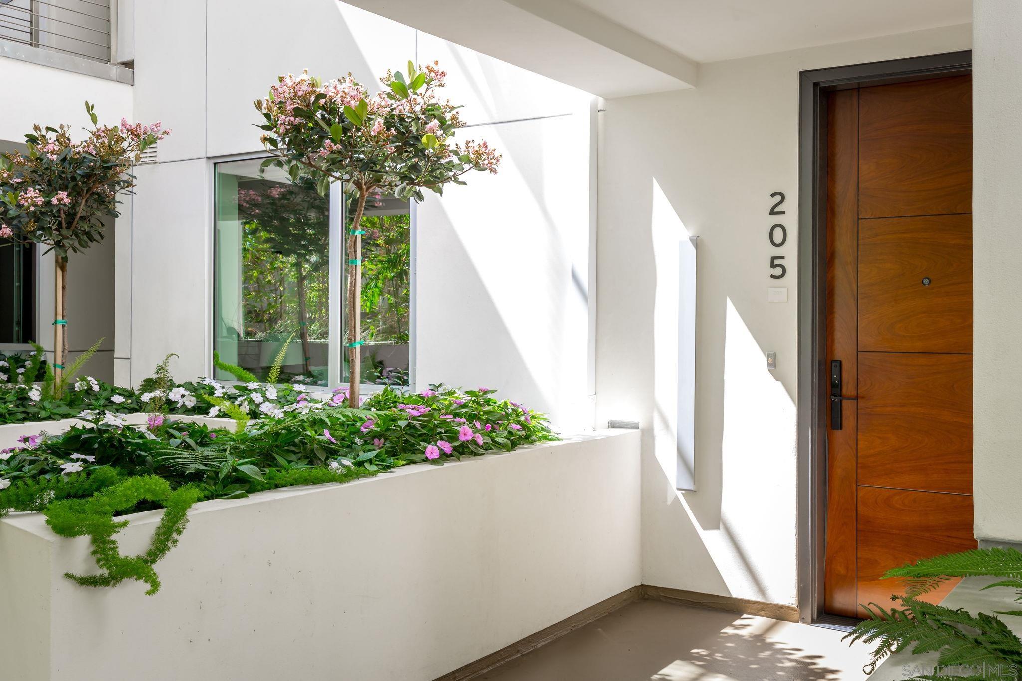 Detail Gallery Image 3 of 44 For 2501  State Street  #205,  Carlsbad,  CA 92008 - 2 Beds | 2/1 Baths